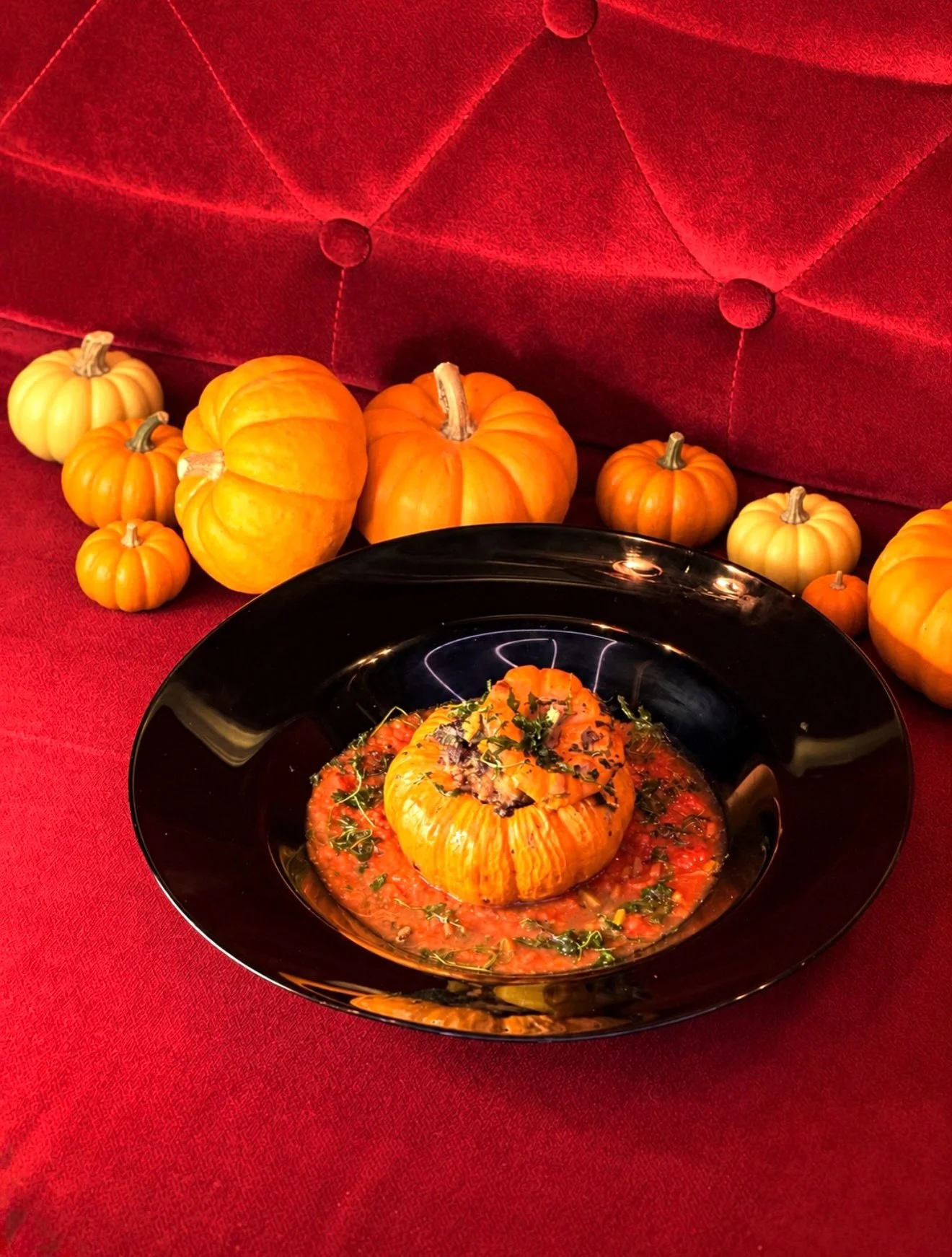 🎃 Un petit air d&rsquo;Halloween dans vos assiettes ! 🍂

Cette semaine, notre chef Karen vous propose une recette aussi gourmande qu&rsquo;originale : les petites courges Jack Be Little, r&ocirc;ties au four et g&eacute;n&eacute;reusement farcies &