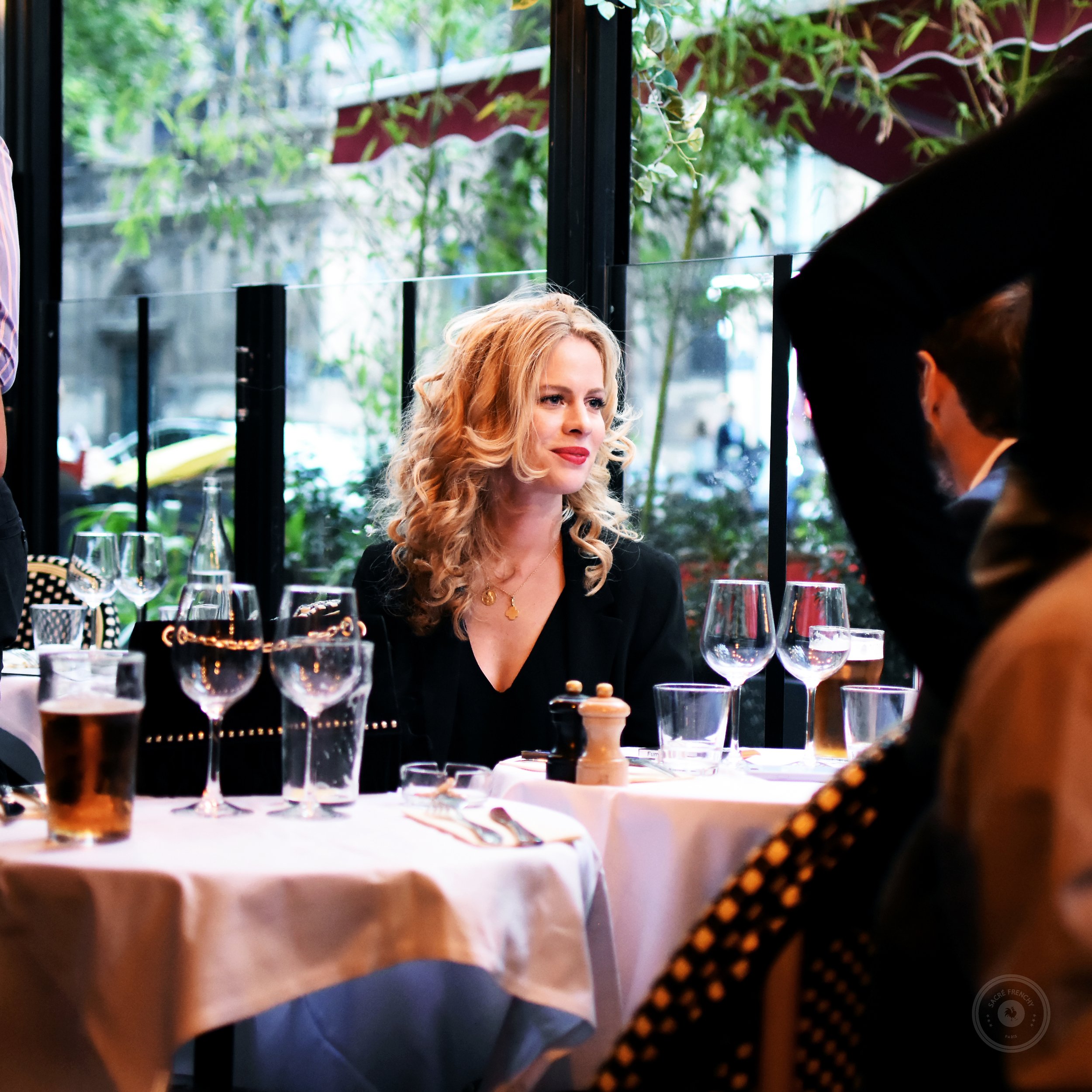 soirée_brasserie_coeurparis_centre_paris_fille_vin_diner_assis
