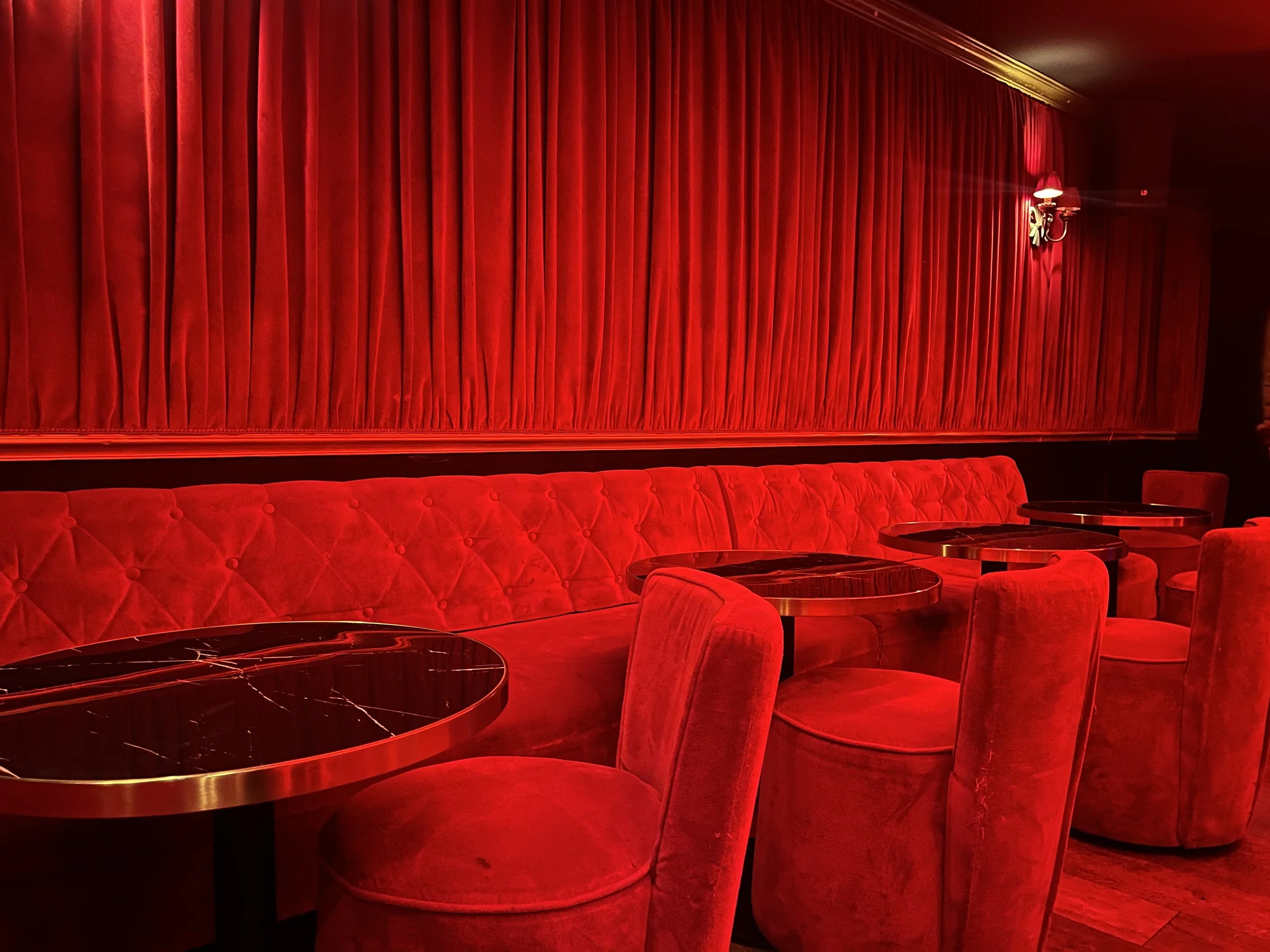 salon_pompadour_velour_rouge_ballon_fete_privatisation