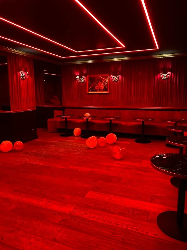 salon_pompadour_velour_rouge_ballon_fete_privatisation