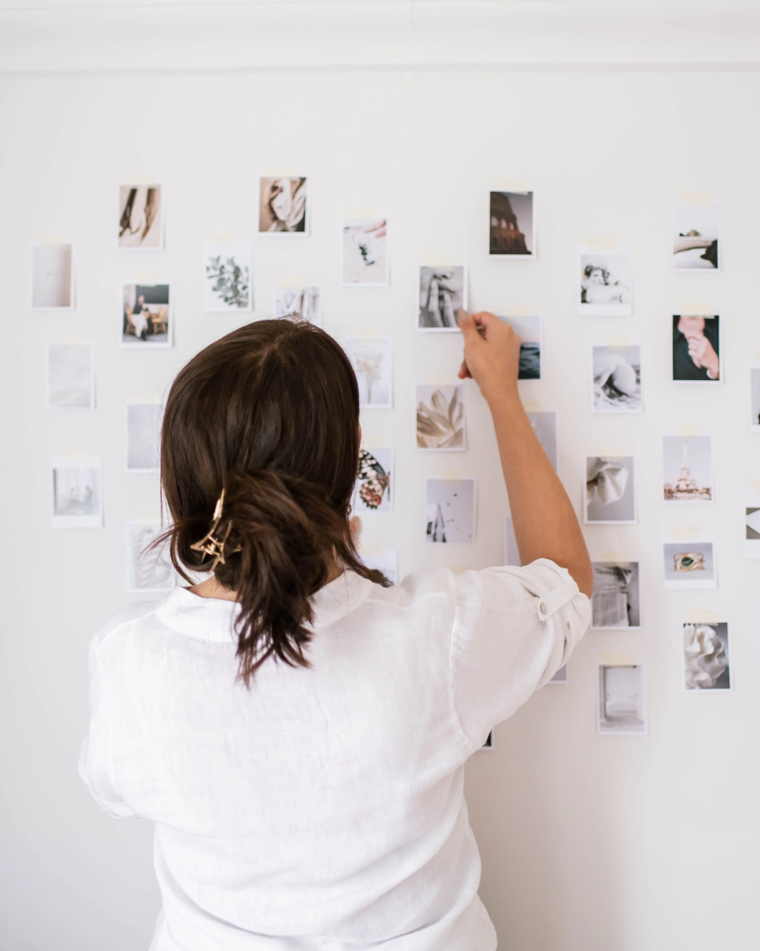 editora de marca seleccionando imágenes para un moodboard