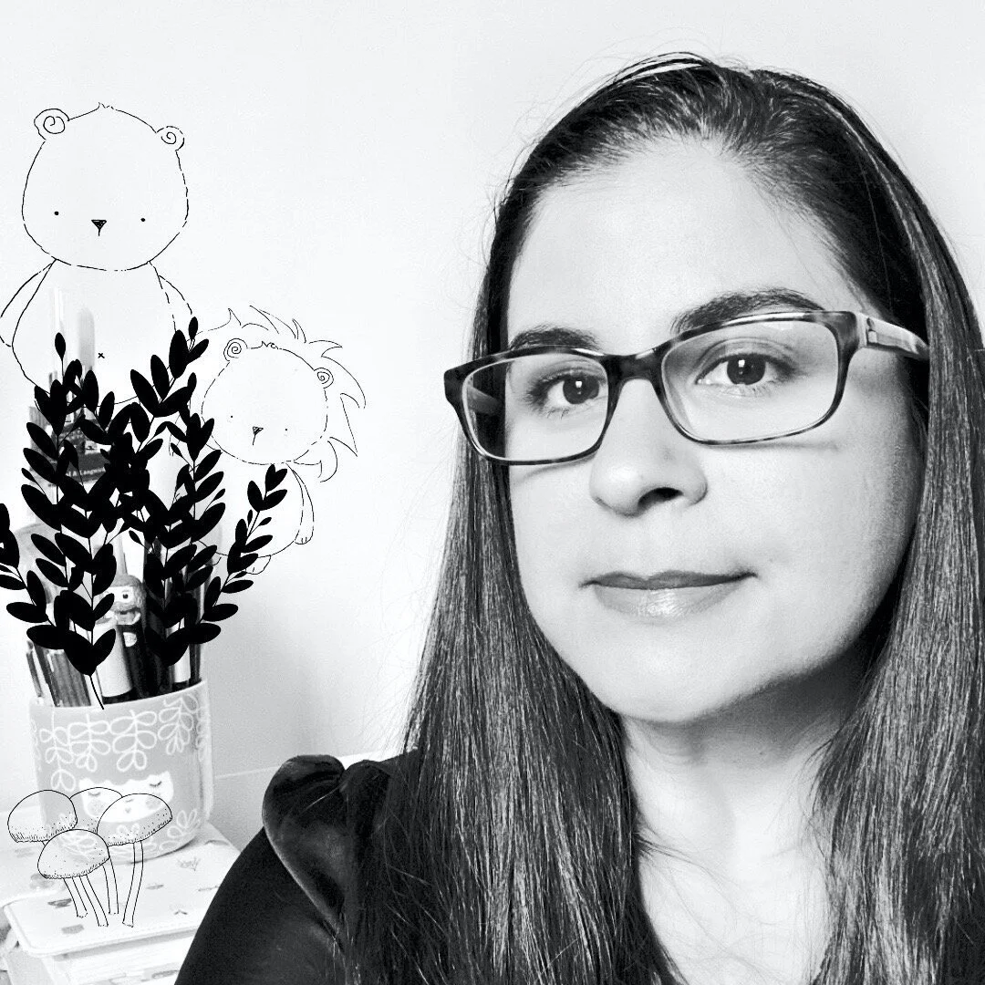 Retrato en blanco y negro de una mujer con gafas, cabello largo y liso.