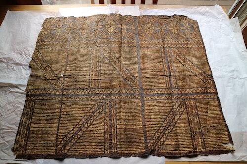Before treatment – front surface of a Siapo. Private Collection. © Tiaki Objects Conservation.