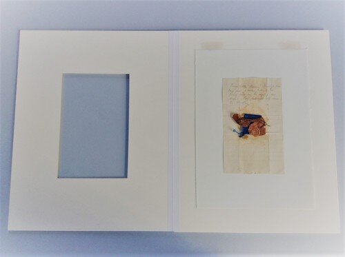 The letter, ribbon and flower were window mounted, and tissue straps attached to the back of the flower support, ‘floating’ the flower and ribbon in the centre of the letter. Private Collection. © Tiaki Objects Conservation.