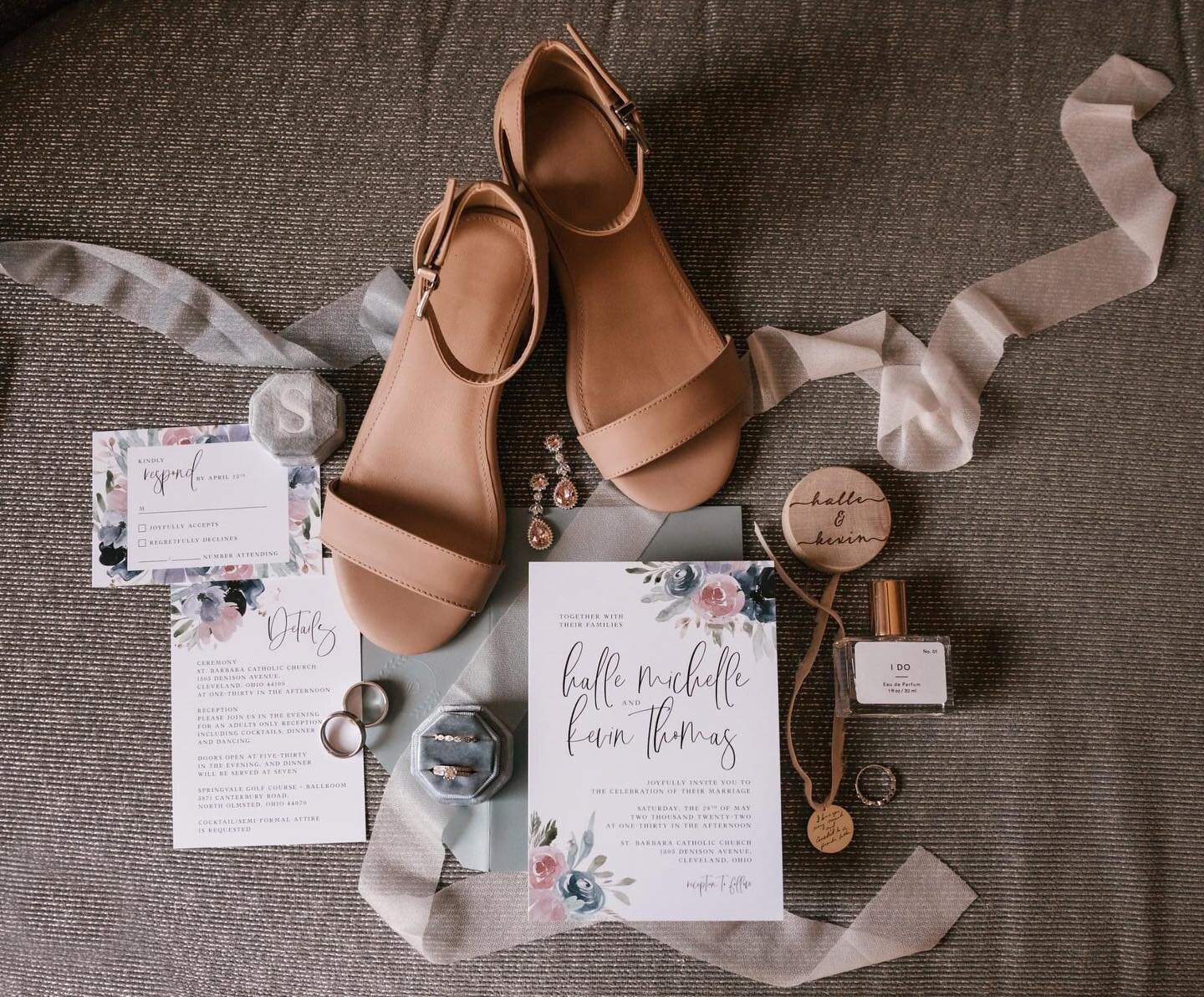 Sharing Halle &amp; Kevin&rsquo;s suite ✨🤍 loving all the dusty blue and blush floral vibes!
📷: @red.photographic