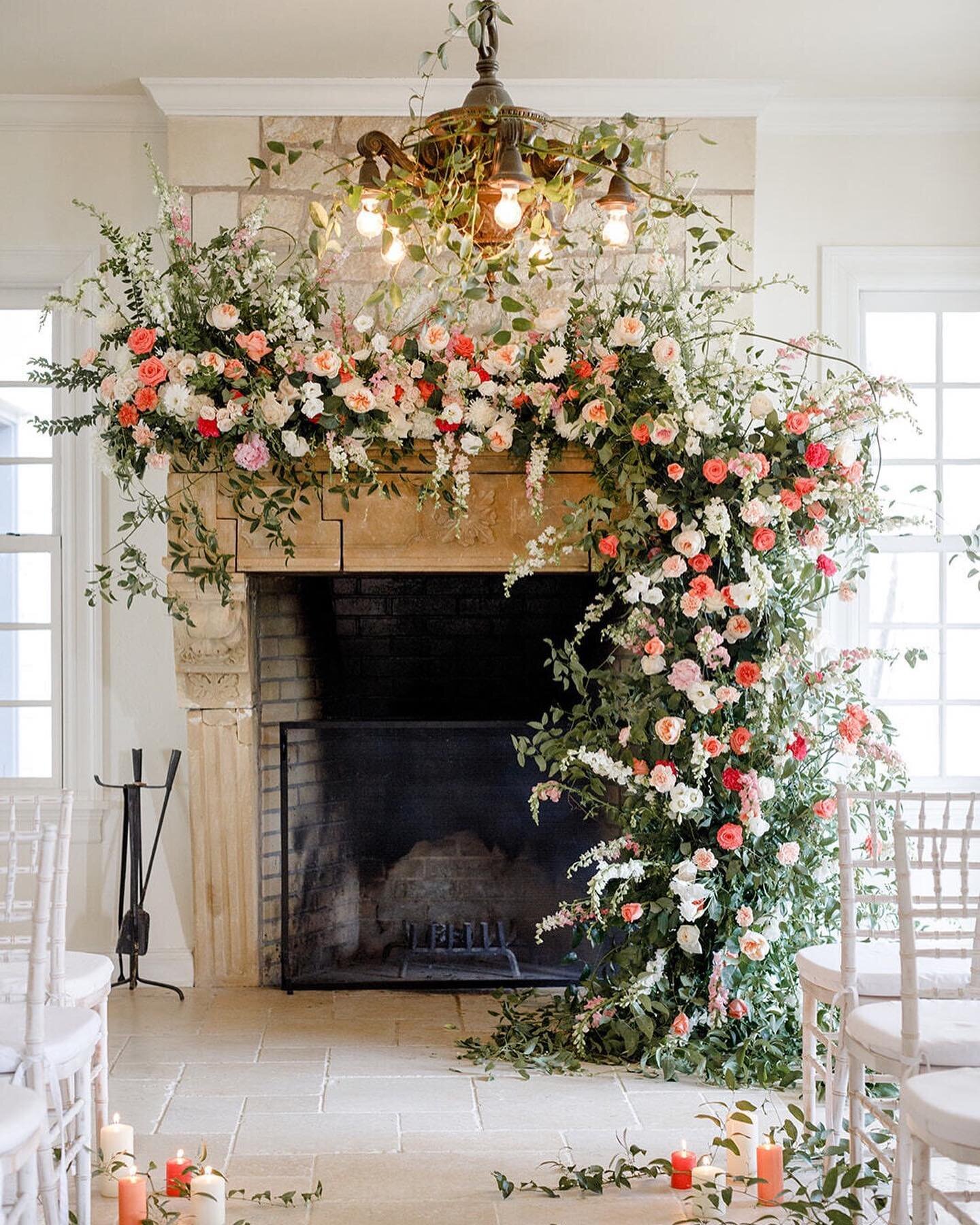 What literal #microwedding dreams are made of. 🌸

Thank you to all the amazing vendors that made this shoot possible. 🙏 Check tags for details!