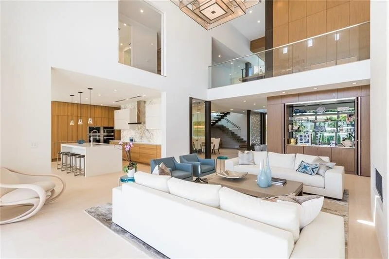 Barcelona Drive view of kitchen and living area