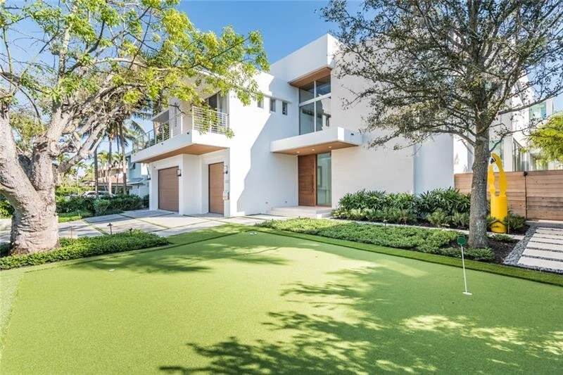 Barcelona Drive exterior