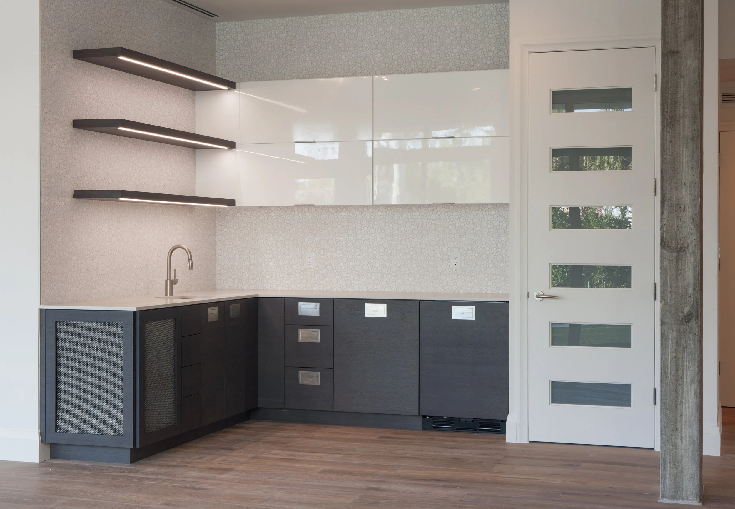 Harbor Beach custom luxury contemporary home - built-in bar for entertaining