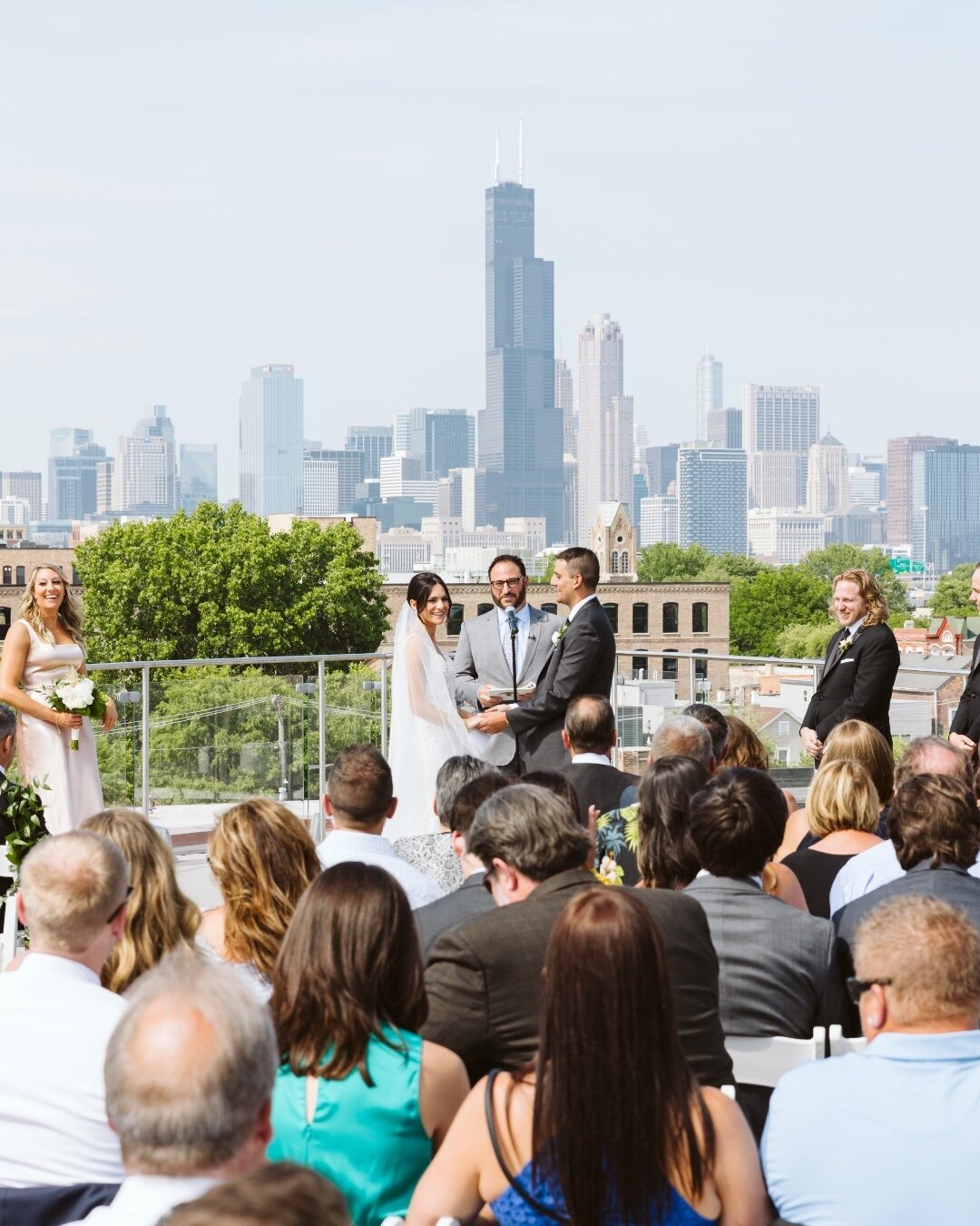 The only wedding backdrop that is sure to take your breath away 🤩🏙️

📸 @vossandvirtue
.
.
.
#lacunaevents #lacunalofts #chicagoeventvenue #chicagowedding #rooftopwedding #weddingphotography #ChicagoWeddings #ChicagoEvents #brideinspiration #huffpo