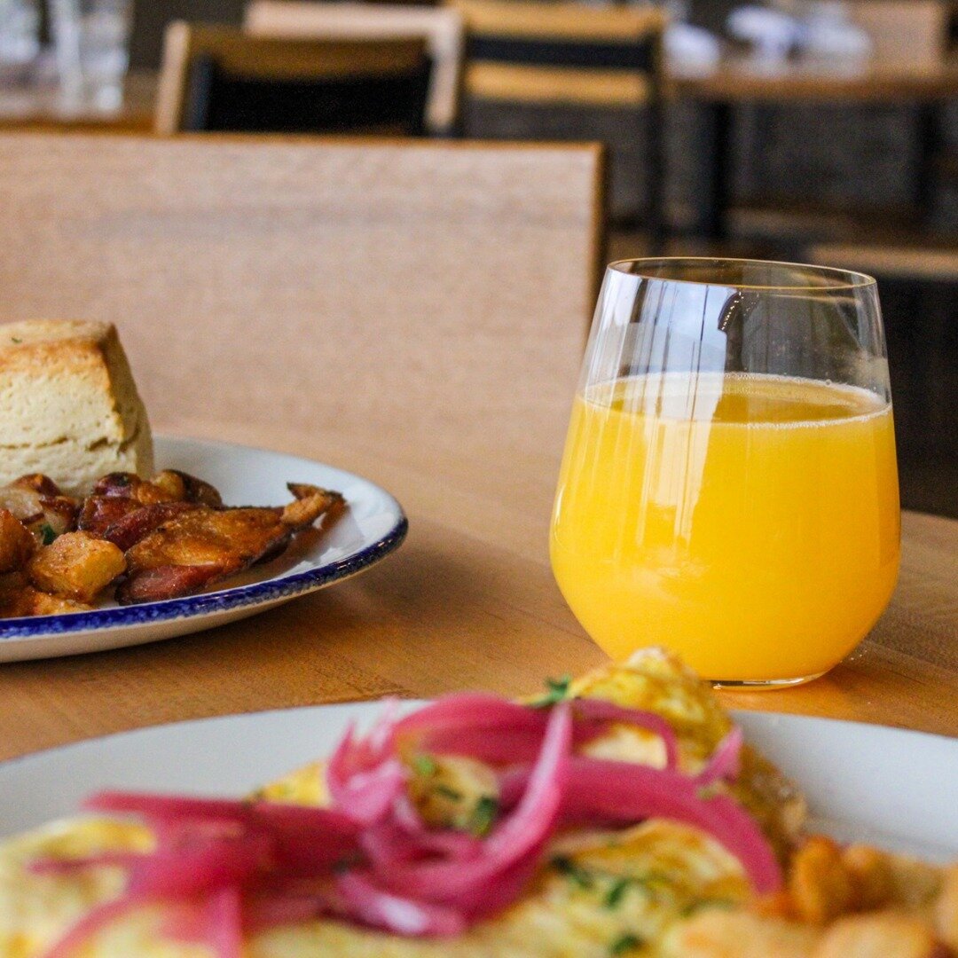 Try our egg-citing Easter mimosa brunch! Indulge in limitless mimosas alongside any brunch entr&eacute;e, available for 1.5 hours. Make your reservation now!