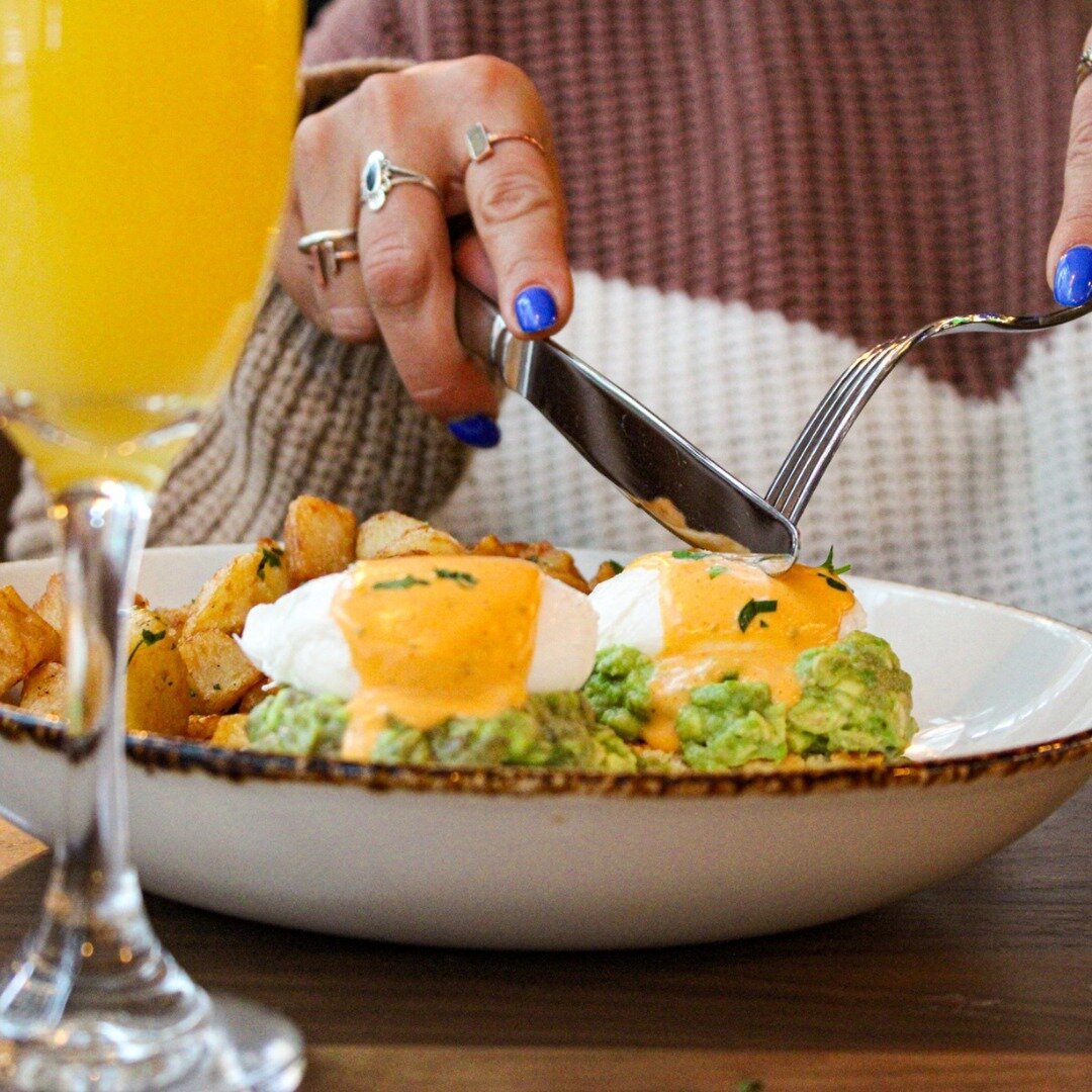 Don't worry, be hoppy! 🌸 Your Easter brunch plans have arrived. Join us for an hour and a half of bottomless mimosas, available with the purchase of an entree. ✨