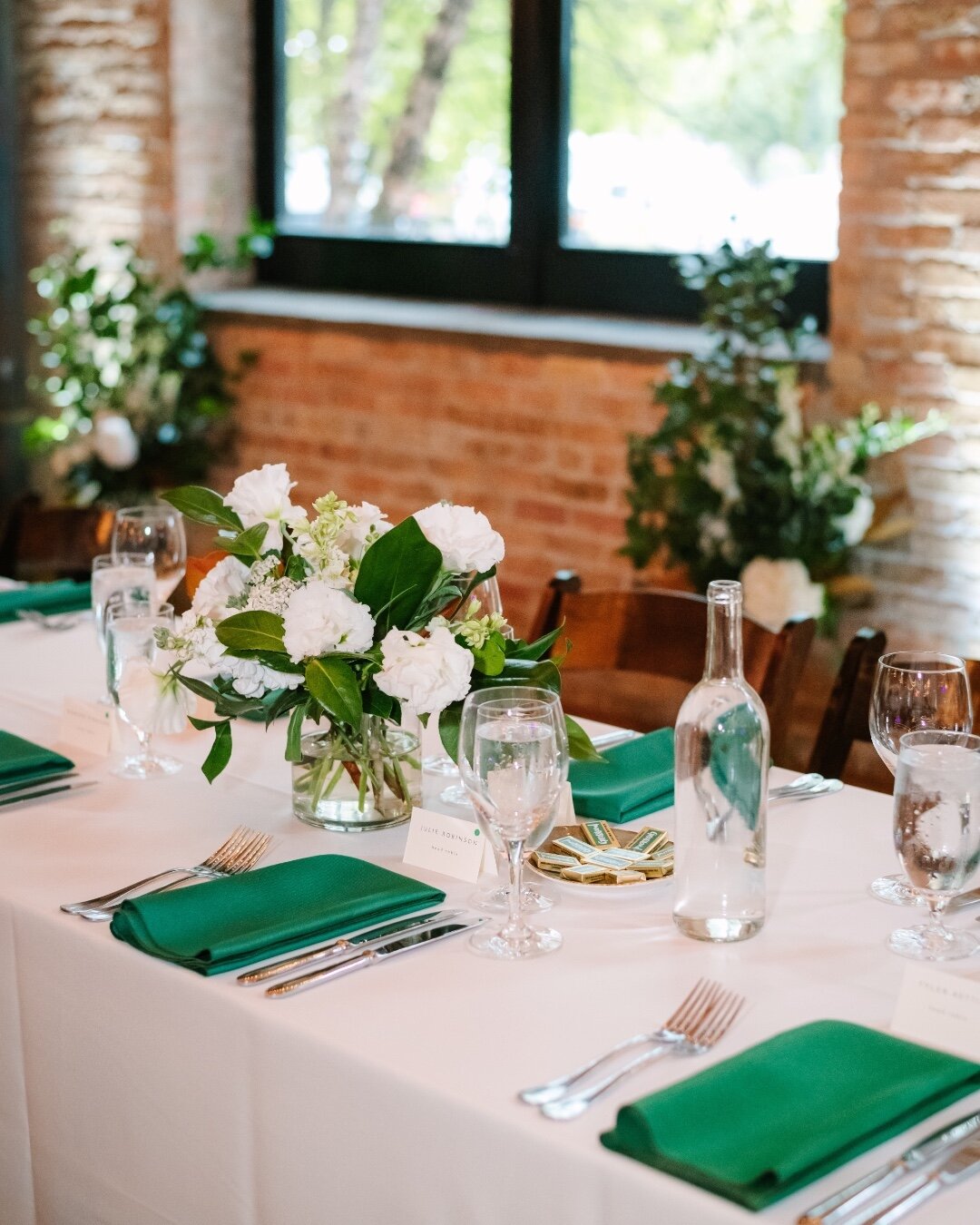 Absolutely smitten with all things green 💚✨

📸 @edandaileenphotography
.
.
.
#lacunaevents #lacunalofts #chicagoeventvenue #tablescapeinspiration #weddingvenue #chicagowedding #weddingdecor #weddingdesign #eventdecor #eventdesign #realwedding #drea