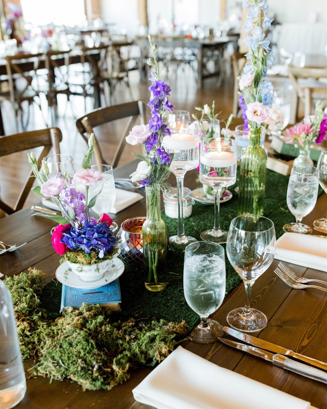 Bringing the garden vibes inside 😍🌷🌱 This garden tea party vibe with mossy textures and colorful florals is the perfect springtime wedding tablescape 💜

📸 @oncelikeaspark
.
.
.
#lacunaevents #lacunalofts #chicagoeventvenue #tablescapeinspiration