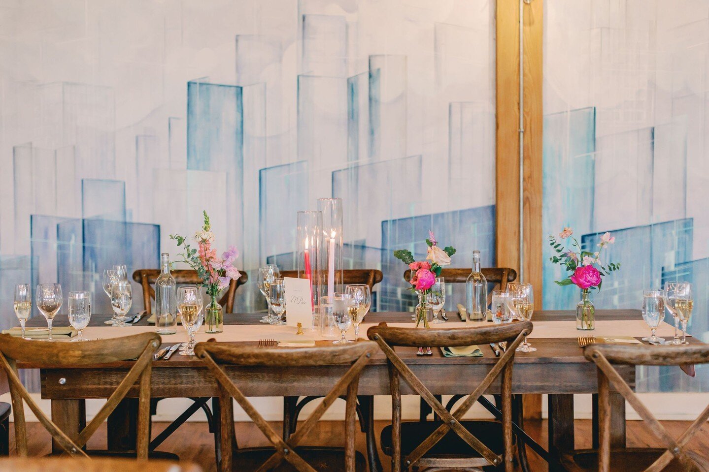 Another eye-catching mural around every corner of Lacuna 😍

📸 armenteros.weddings
.
.
.
#lacunaevents #lacunalofts #chicagoeventvenue #weddingdesign #chicagowedding #weddingvenue #eventdecor #weddingday #chicagoweddingvenue #eventdesign #realweddin