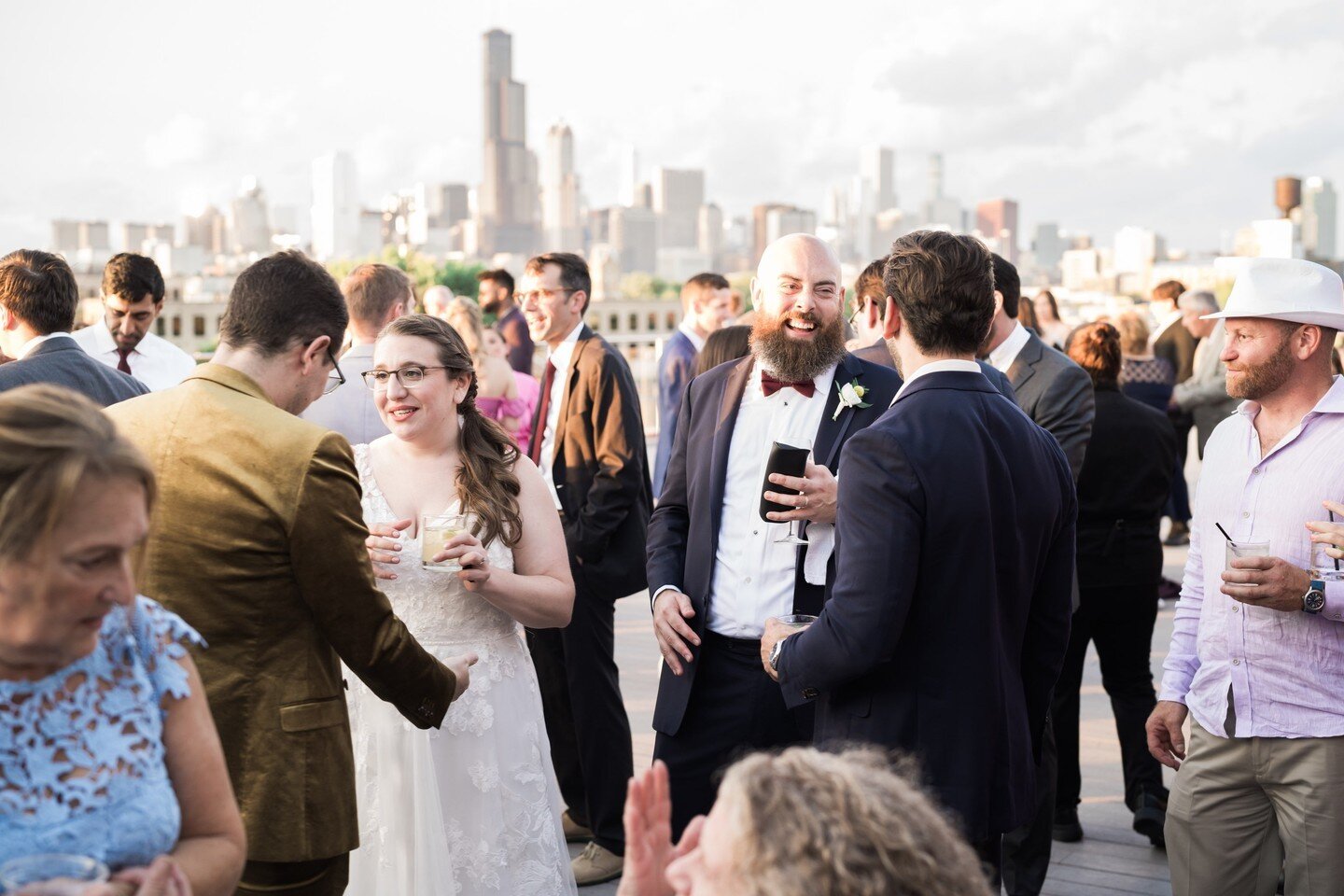 We&rsquo;re so ready for rooftop cocktail hours at @lacunaeventsbylm! Who&rsquo;s with us? 🥂☀️🏙️

📸 @two_birds_photo
.
.
.
#lmcaters #chicagocatering #chicagoeventvenue #cateringchicago #chicagoevents #summerwedding #rooftopwedding #chicagorooftop