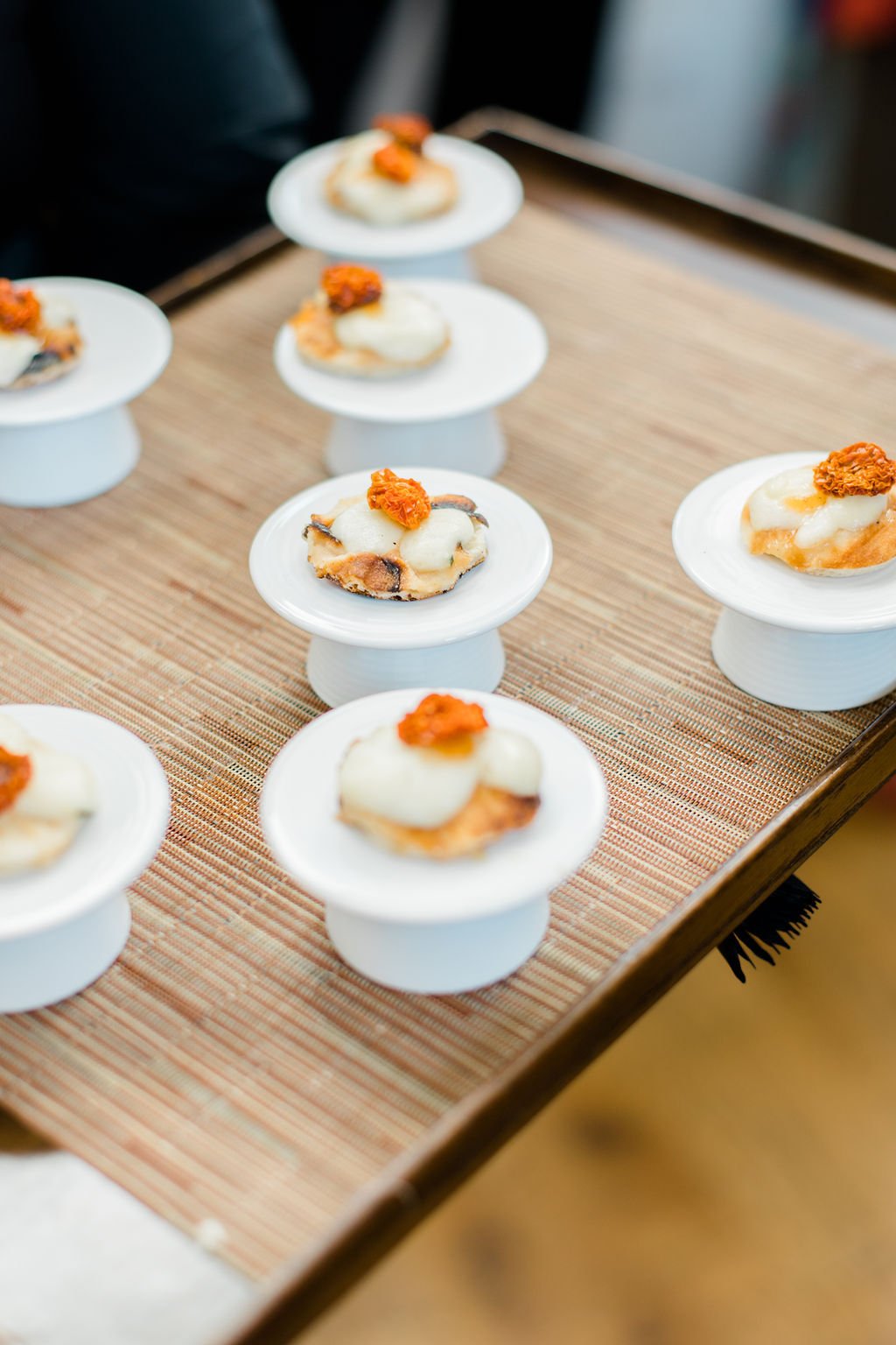 Flatbread with charred tomato, fresh mozzarella, tomato jam, and basil is the perfect bite for any event 😋

📸 @rachaelkazmier
.
.
.
#lmcaters #chicagocatering #eventcatering #weddingcatering #chicagoweddings #chicagoevents #horsdoeuvre #chicagowedd