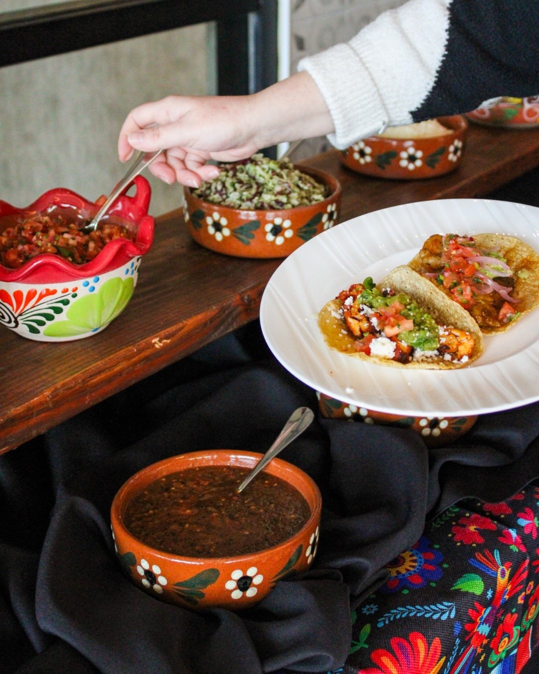 Take your event up a notch with LM Taqueria 🌮🤤 Have your guests bold the taco of their dreams with several salsa, fillings, and topping selections! 
.
.
.
#twentysixchicago #eventvenue #chicagoevents #chicagoloop #chicagomagmile #chicagoeventvenue 