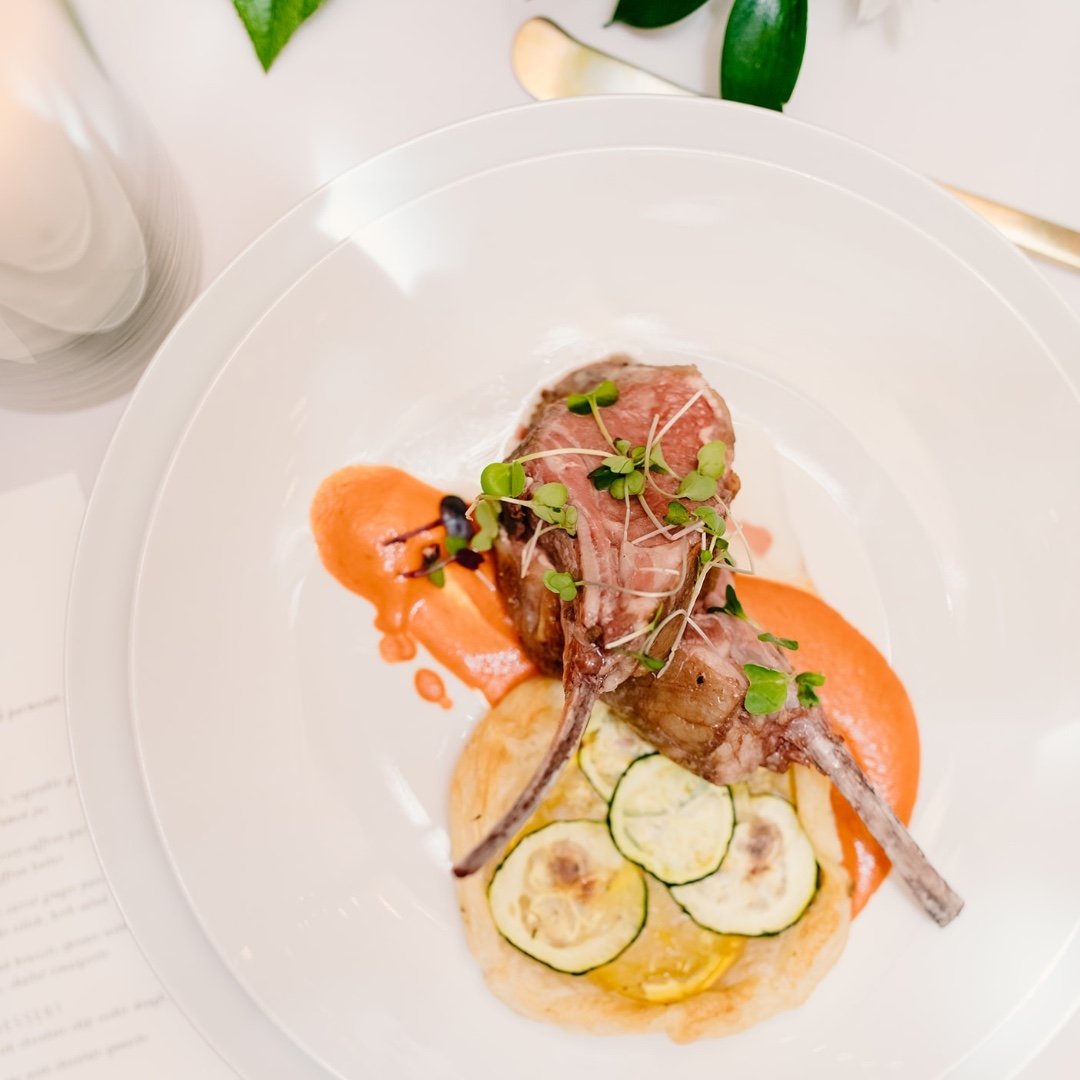Fire up the grill 🔥😋 a delicious rack of lamb served with red pepper coulis, vegetable galette, and rosemary olive oil with perfumed jus is the perfect dinner for any event 🤤

📸 @goldenhoursweddings
.
.
.
#lmcaters #chicagocatering #chicagofoodie