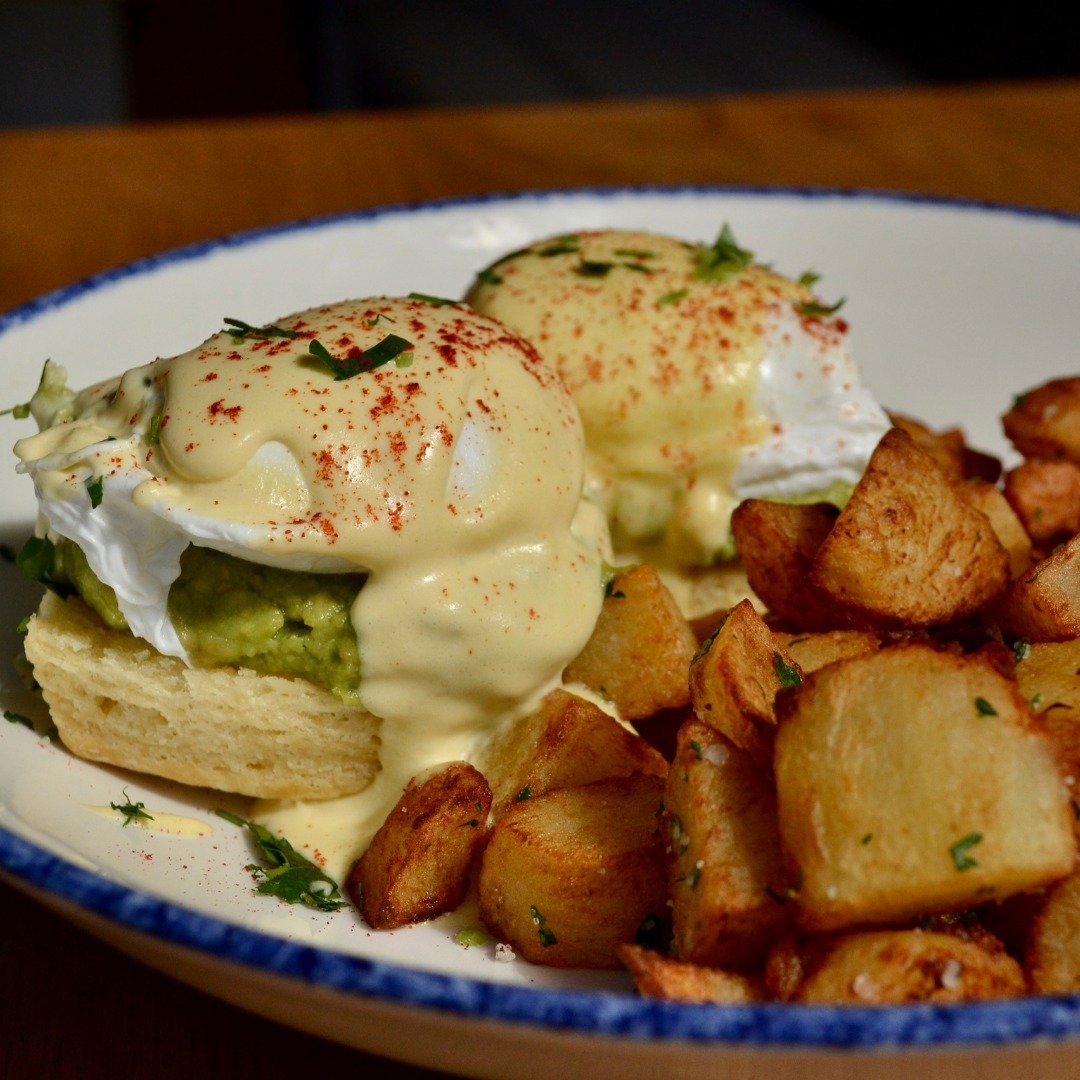 Starting the day sunny-side up with a plate of Avocado Benedict! ☀️🍳 Join us every week day for breakfast and on the weekends for brunch!

Make a reservation at the #linkinbio
.
.
.
#rivernorthbistro #rivernorthchicago #chicagofood #brunch #chicagob