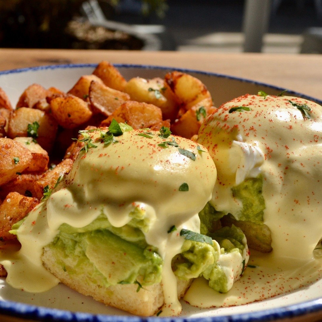 Feasting your eyes (and your stomach) on this Avocado Benedict beauty! 🤤🍳 Breakfast/brunch is available every day of the week.

Make a reservation at the link in bio!
.
.
.
#landandlake #chicagofoodie #chicagobrunch #brunch #eggsbenedict #bottomles