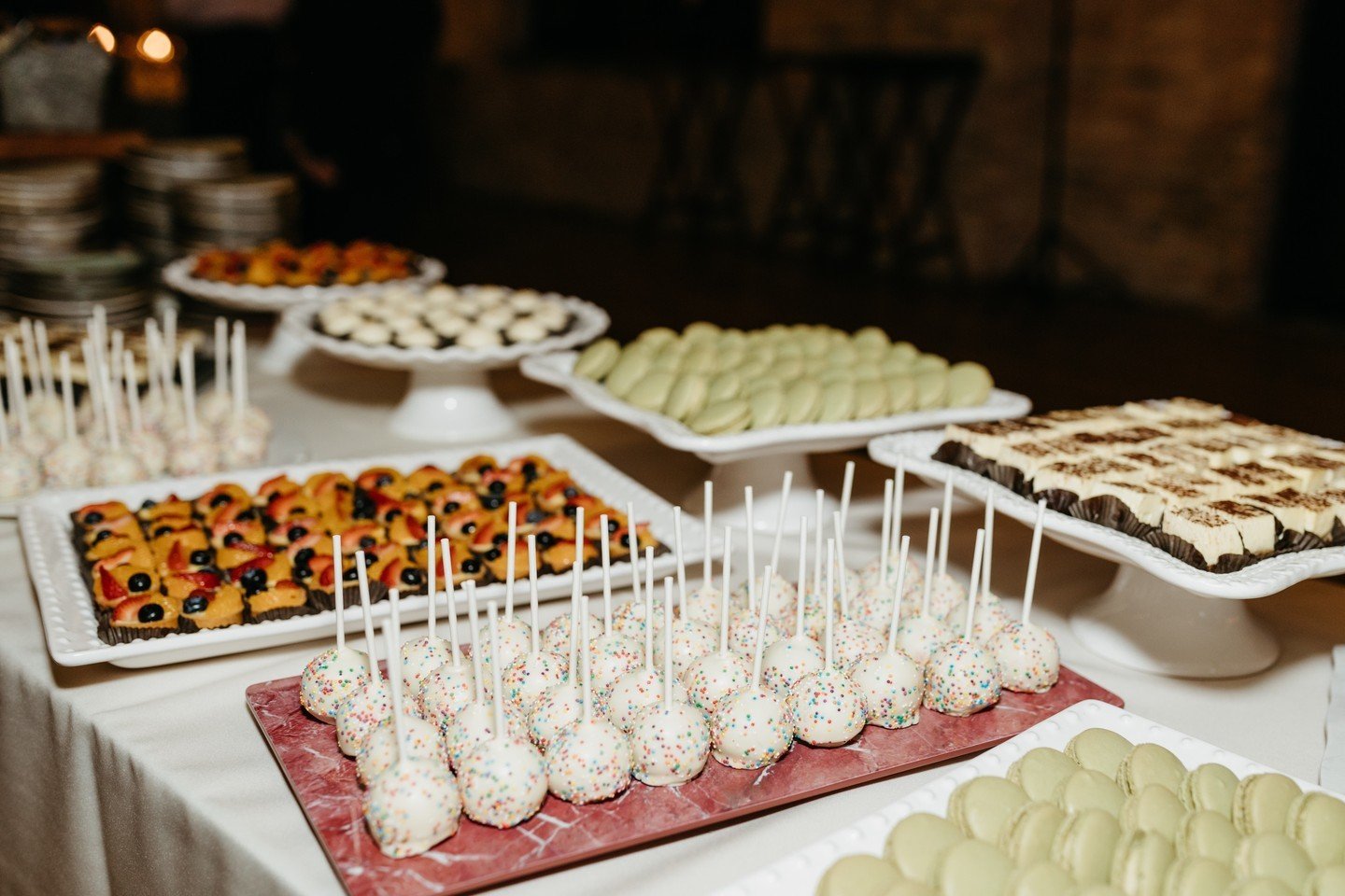 We promise you&rsquo;re not dreaming, this dessert table can be your reality 🤤🧁 What mini desserts will you serve at your LM catered event? 🍪🍰🍩

📸 @larapucciphoto
.
.
.
#lmcaters #chicagocatering #cateringchicago #chicagoevents #chicagoeventven