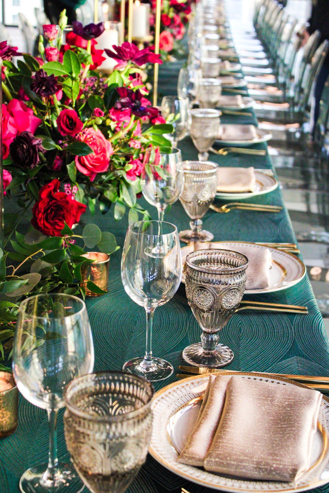 Bold tablescapes are what we live for 🤩💕

💐 @juliettanfloraldesign
🍽️ @windycitylinen
.
.
.
#twentysixchicago #eventvenue #chicagoevents #weddingreception #chicagowedding #weddingvenue #chicagoeventvenue #chicagoeventplanner #magnificentmile #eve
