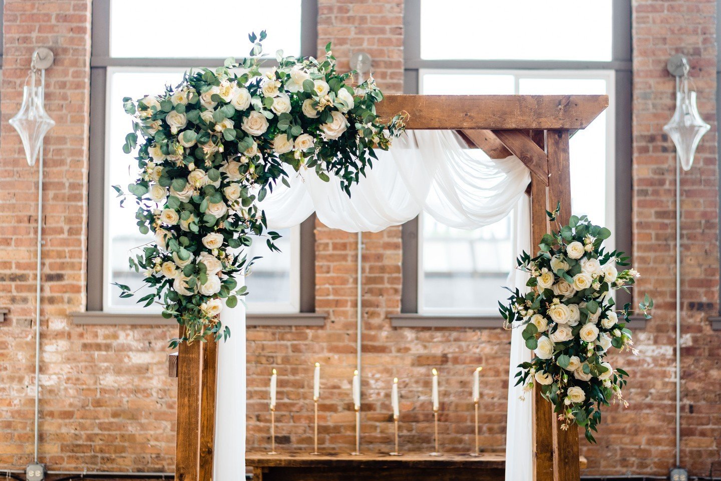 Swooning over this floral arch installation by @primrose_chicago 💕🥰💐

📸 @jenniferlourie
.
.
.
#cityviewloft #chicagoeventvenue #springwedding #weddingceremony #weddingvenue #chicagowedding #weddingarch #weddingflowers #ChicagoEvents #tablescapes 