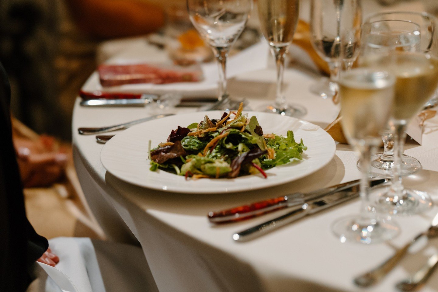 Spring greens are in session 😋🥗 Opt for a refreshing salad to start your event - with over 10 selections of delicious salads to choose from! 🤤

📸 @emmapetersenphoto
.
.
.
#lmcaters #chicagocatering #weddingvenue #chicagocaterer #weddingcaterer #e