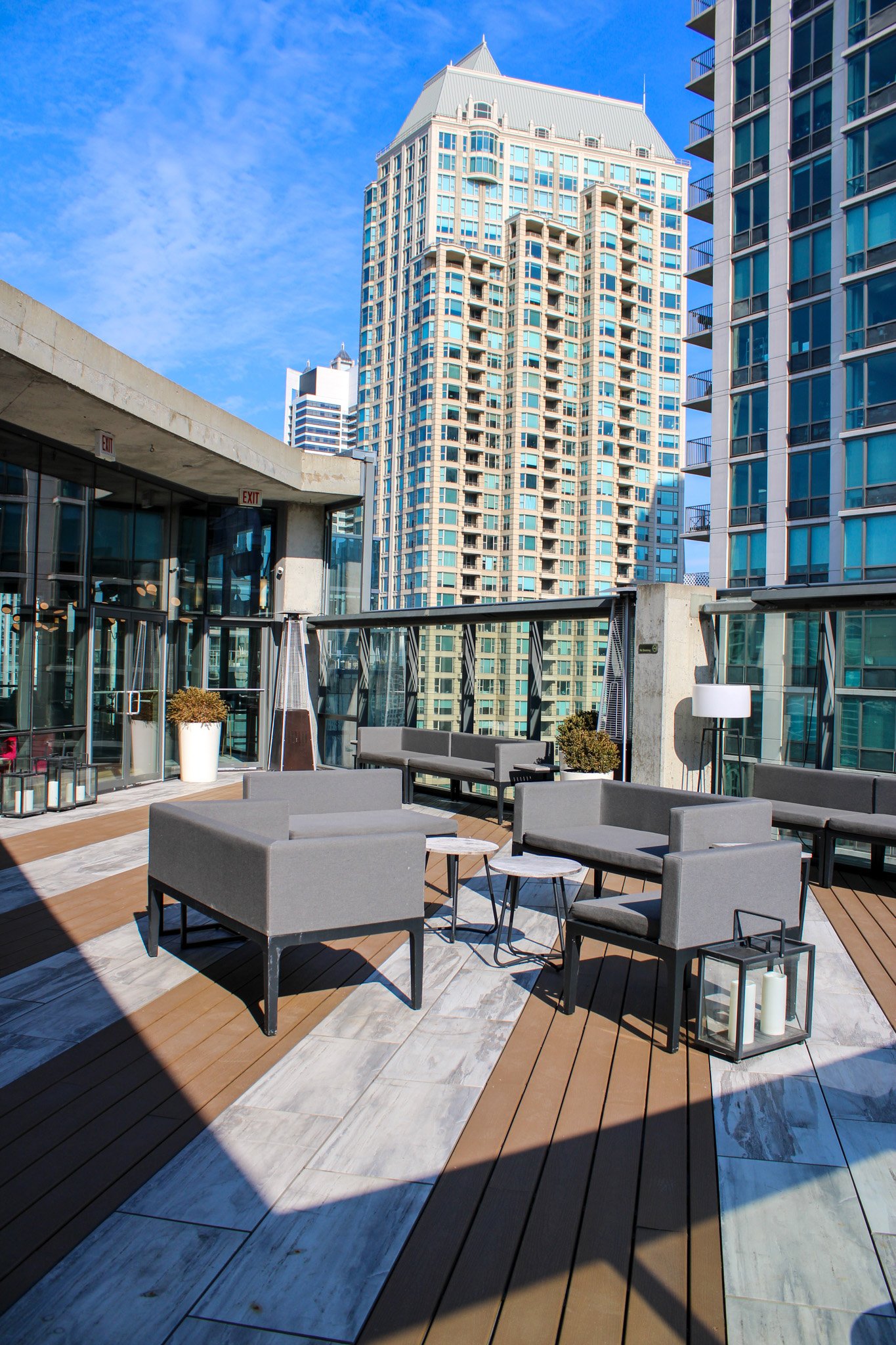 Spring rooftop days are upon us 😎☀️ Host your celebration on the Twenty-Six rooftop and soak up the warm Chicago sunshine with a drink in hand 🥂
.
.
.
#twentysixchicago #eventvenue #chicagoevents #chicagorooftop #rooftopwedding #rooftopbar #chicago