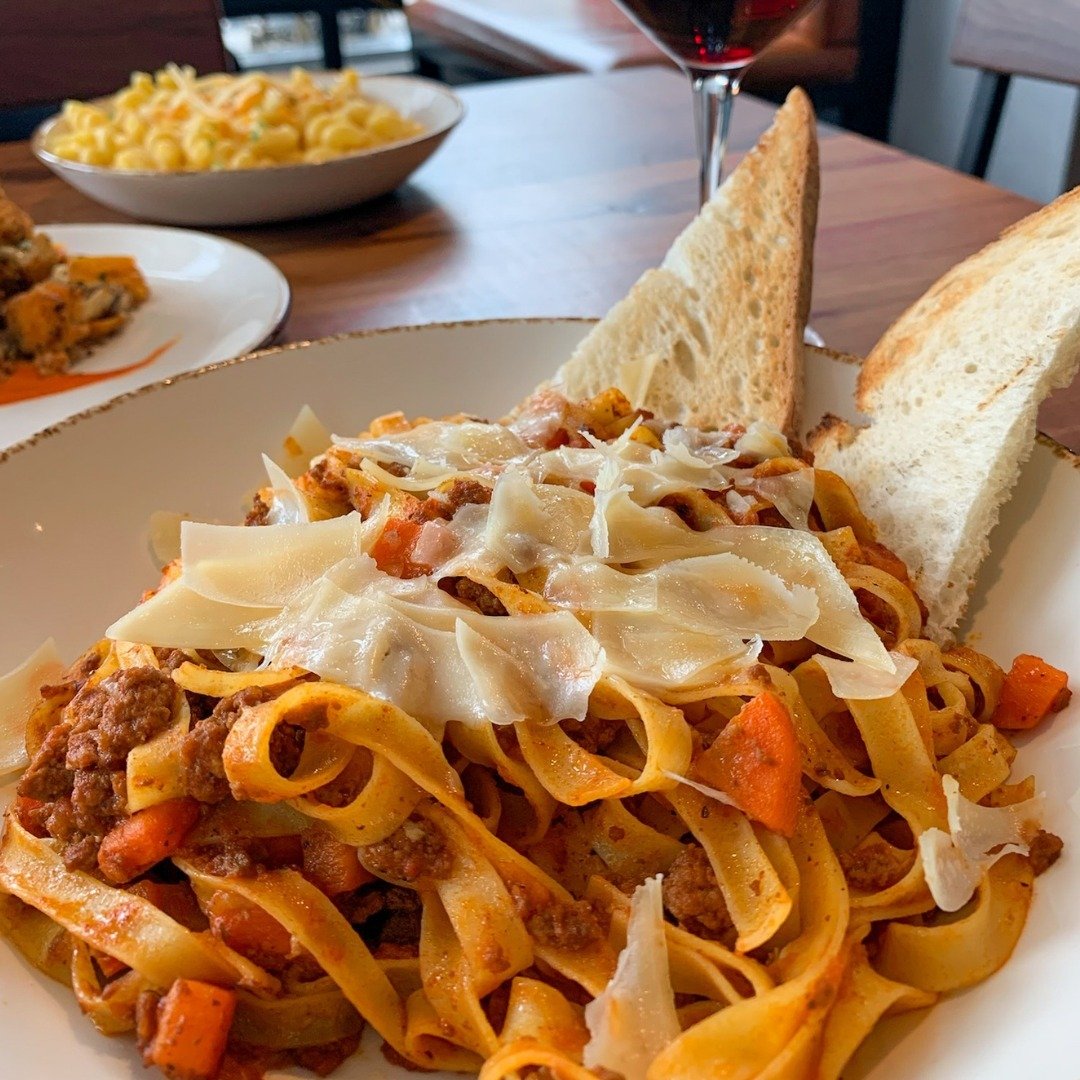 Twirlin' into pasta heaven with this bolognese 🍝❤️ Make your reservation now!