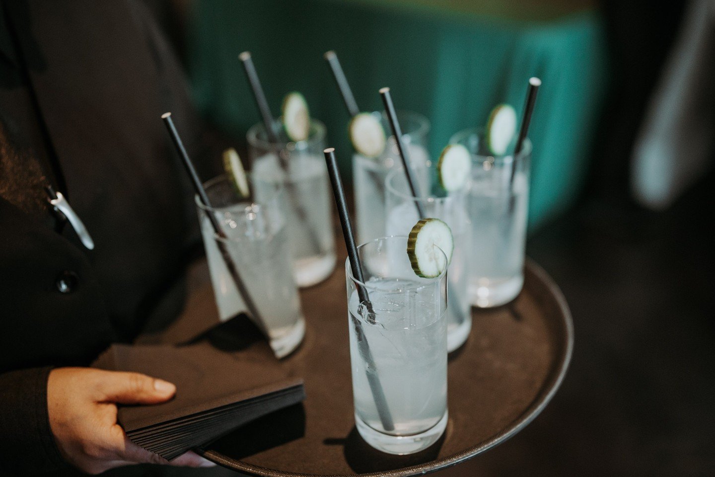 Cucumber cocktails are the perfect way to ring in a warm weather weekend 🥒🍹

📸 @kaileereiphotography
.
.
.
#lmcaters #chicagocatering #chicagoeventvenue #cateringchicago #chicagoevents #chicagoeventplanning #cucumbercocktail #eventcatering #eventp