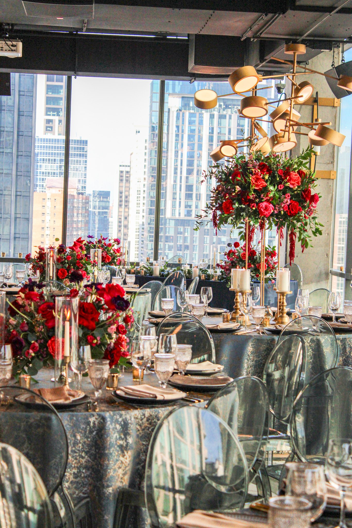 Dinner and a view 🥂🍽️🏙️

💐 @juliettanfloraldesign
🍽️ @windycitylinen
.
.
.
#twentysixchicago #eventvenue #chicagoevents #weddingreception #chicagowedding #weddingvenue #chicagoeventvenue #chicagoeventplanner #magnificentmile #eventplanning #chic