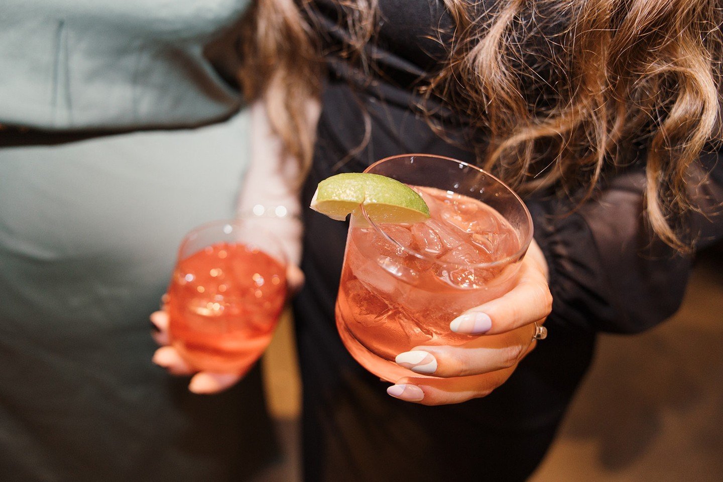 A celebratory weekend cocktail with friends is what gets us through the week 🍹😋

📸 @nicoledonnellyphoto
.
.
.
#lmcaters #chicagocatering #margaritas #chicagoeventplanning #margarita #cocktailhour #cateringchicago #chicagoevents #eventcatering #eve