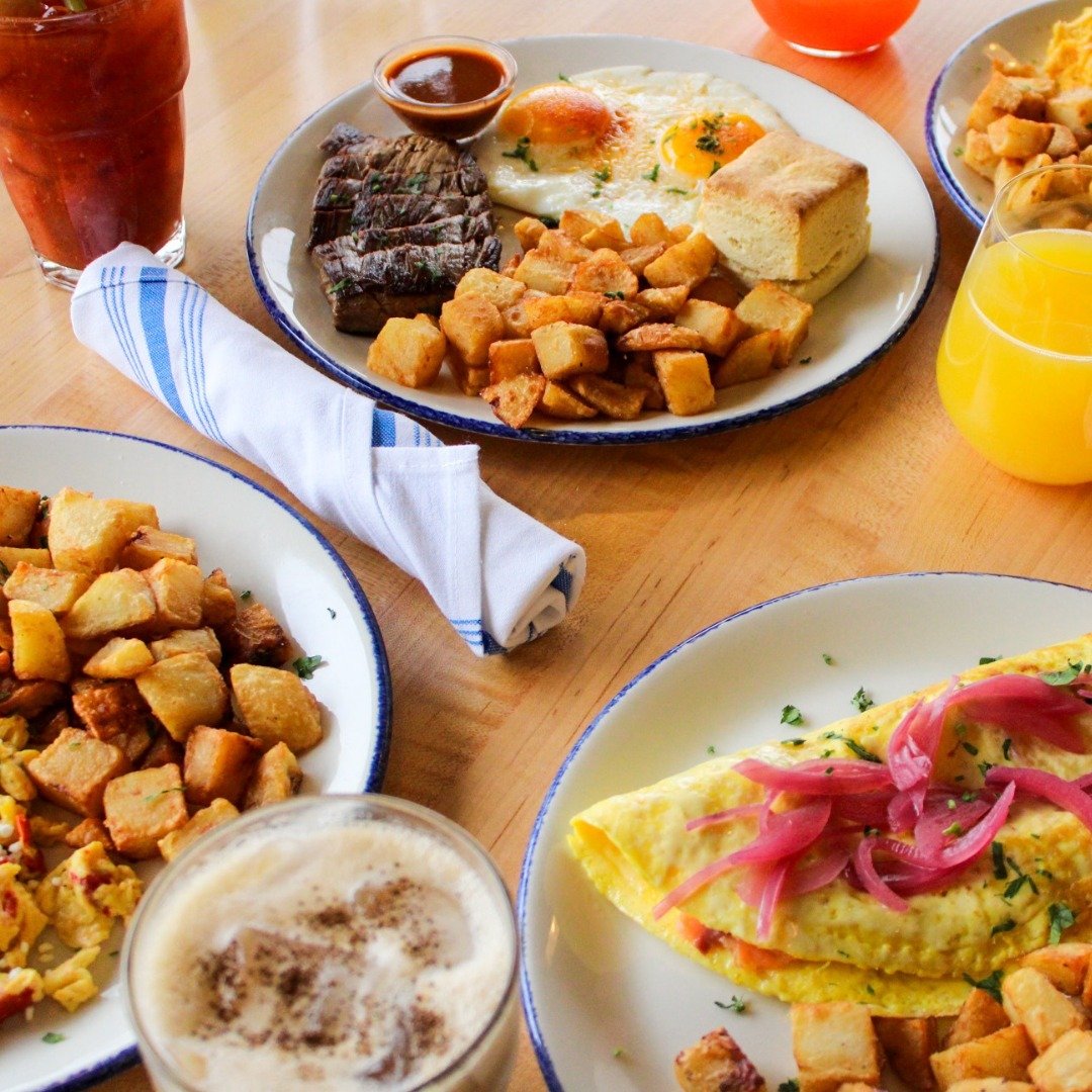 Mother's Day made easy. We're celebrating all weekend long! Treat her right with Mimosa Brunch! 🍾
.
.
.
#mimosas #bottomlessbrunch #bottomlessmimosas #brunch #rosemont #brunchgoals #bloodymary #brunchtime #chicagofood #chicagosuburbs #mimosas #chica