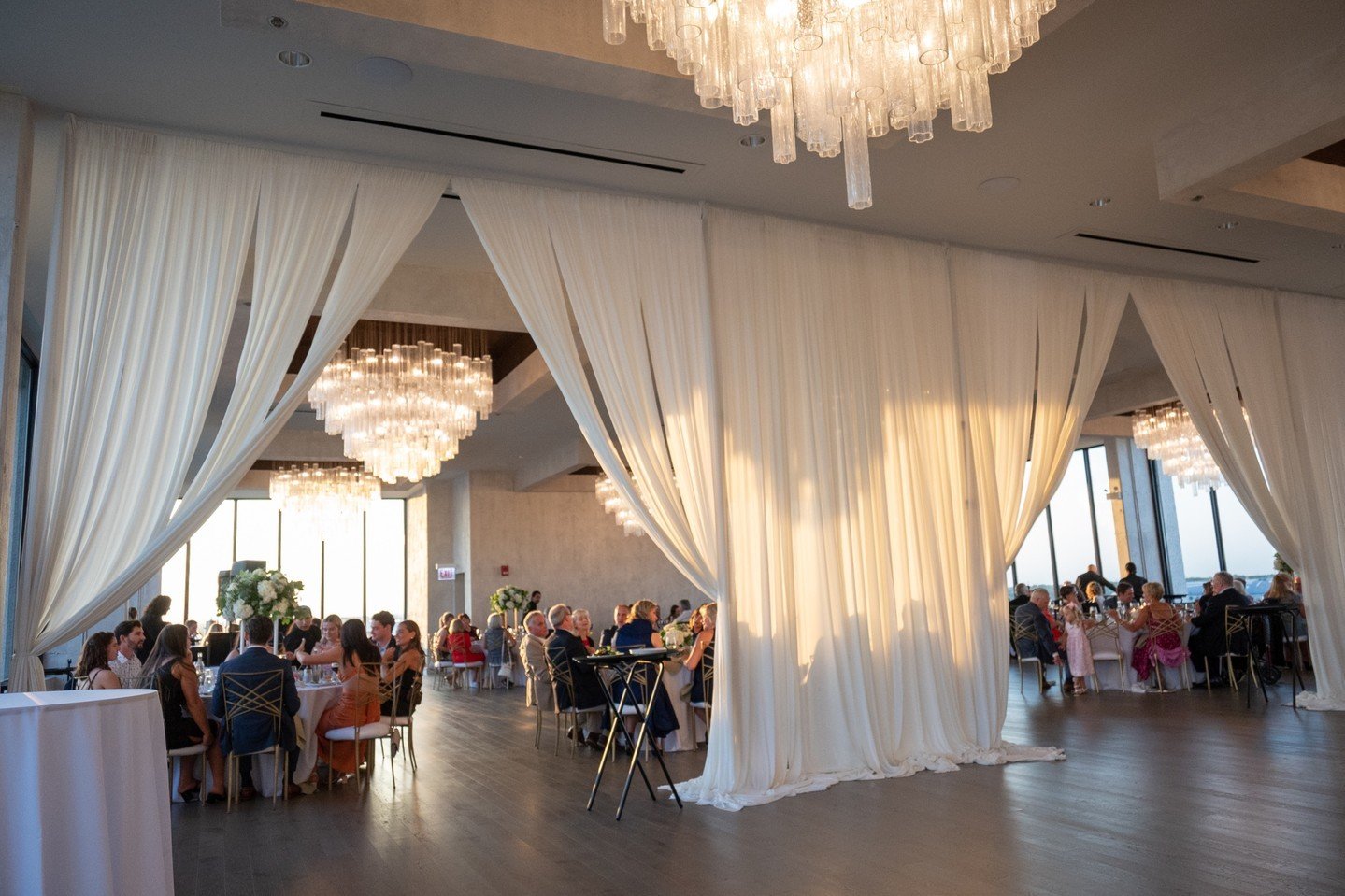 The gathering place 🥂✨

📸 @art.by.solly
.
.
.
#chicagowedding #RosemontIL #weddingdecor #weddingdesign #weddinginspo #illinoisweddings #chicagolandwedding #eventdecor #eventdesign #realwedding #weddinginspiration #chicagowedding #mychicagopix #wedd