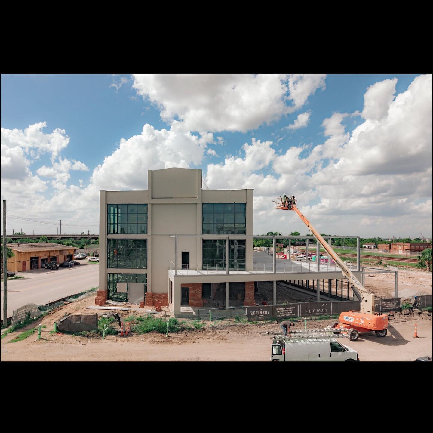 Proud of this project and the team effort that has gone into it 👊⁣⁣
⁣
Check out @the_refinery_sc and the recent shout out by the @postandcourier ! 📰⁣
⁣⁣
⁣⁣
#buildingcharleston #toomanytotag #charlestonrealestate #newofficespace #charlestonoffice #c