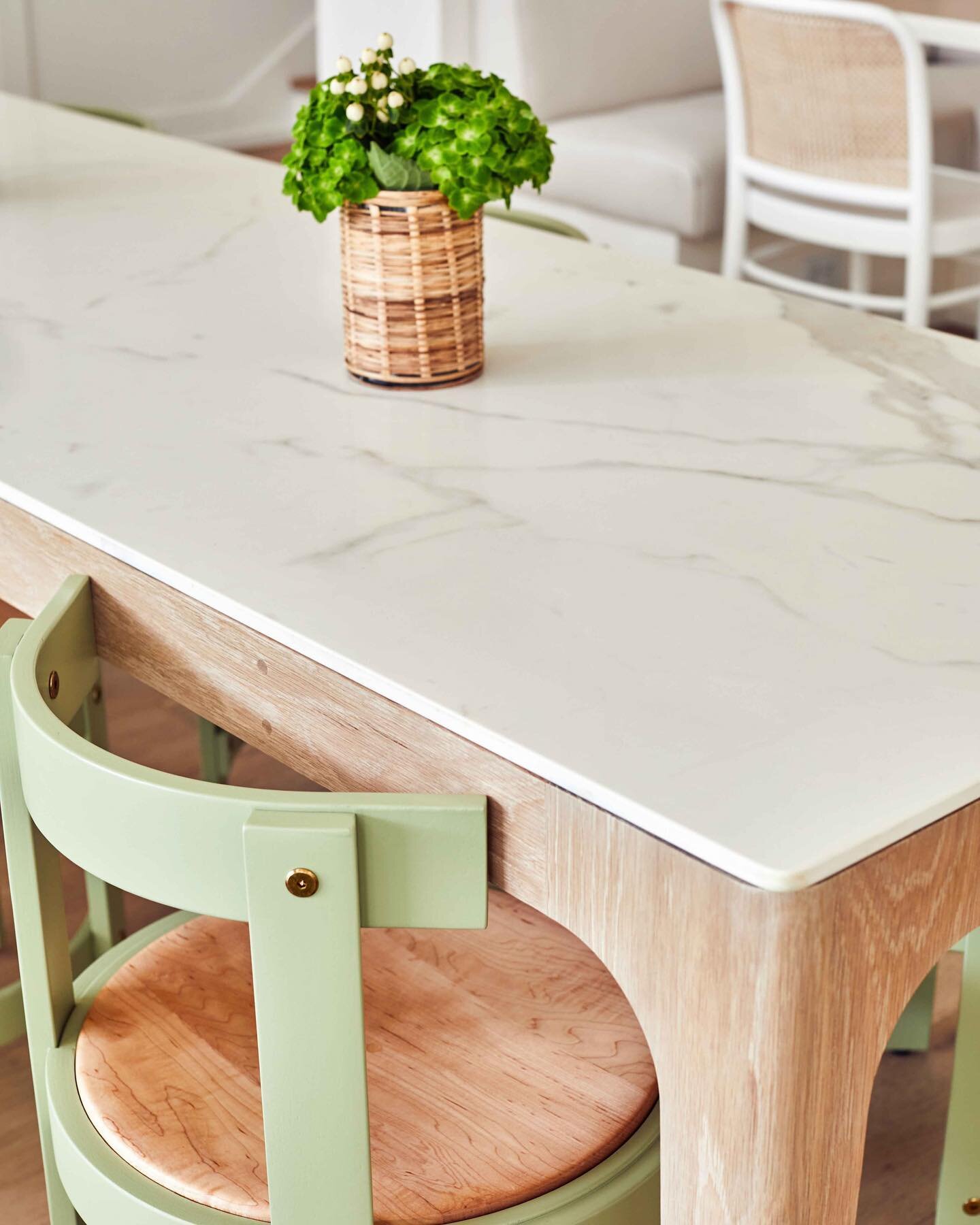 Just add a 🥗 | seating moment @greeneryco 
&bull;
Project: @greeneryco Design Build
Photo: @emilydorio