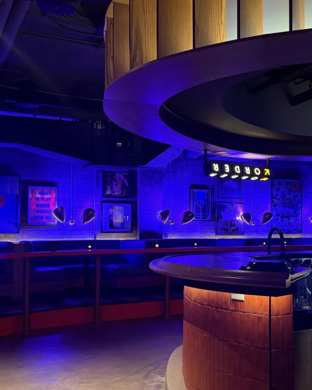 Late nights. Strong drinks. Stories in the making.⁠
⁠
@closecompanybar brings layers of detail to a historic @neuhoff_district backdrop.⁠
.⁠
Project: @closecompanybar Architecture &amp; Design