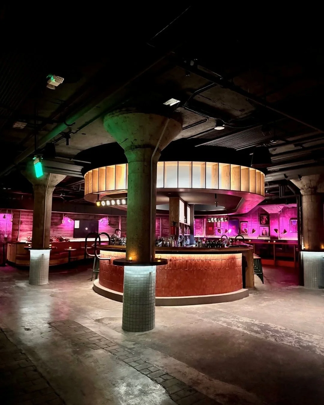 Close Company, looking good from every angle.⁠
⁠
Moody glow, good pours, and the kind of design that makes you want to stay awhile.⁠
.⁠
Project: @closecompanybar Architecture &amp; Design⁠
Photo: debigoingplaces