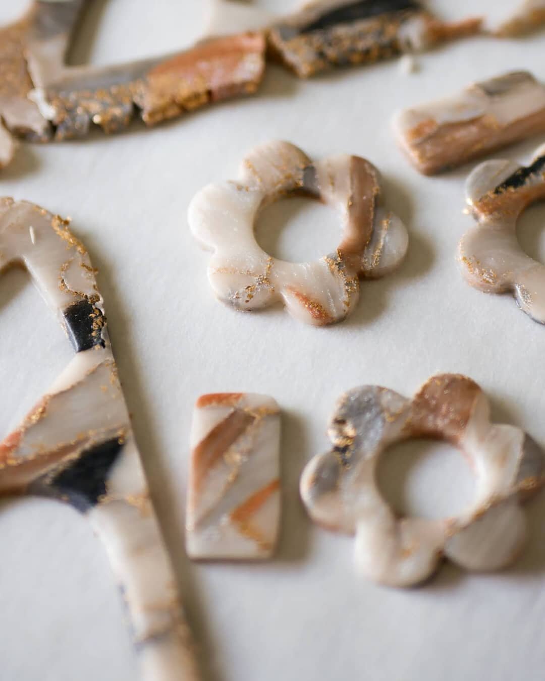 Dreaming of them next time I'll get to play with clay ✨ These last few weeks have been filled with processing: sanding, washing, drilling, varnishing... I know it'll be so rewarding to get everything assembled, but for now I'm just missing this first