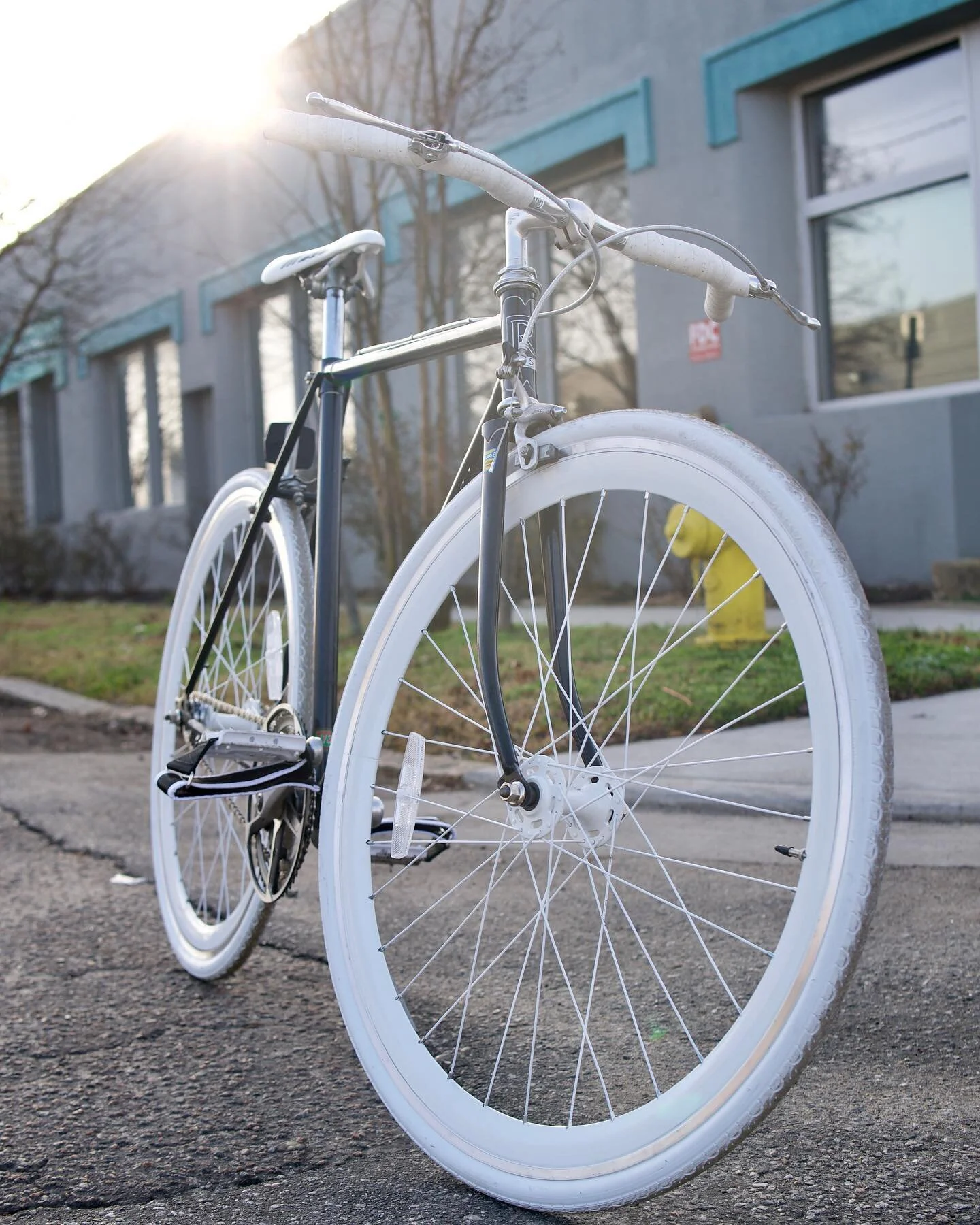 S P O R T Y S P E E D S T E R ☎️ Calling all roadies: Tired of clipping into your high performance road bike for casual rides? Is your family embarrassed by you wearing your aero-tap shoes on weekend trips to the brewery &amp; coffee shop? Have a c