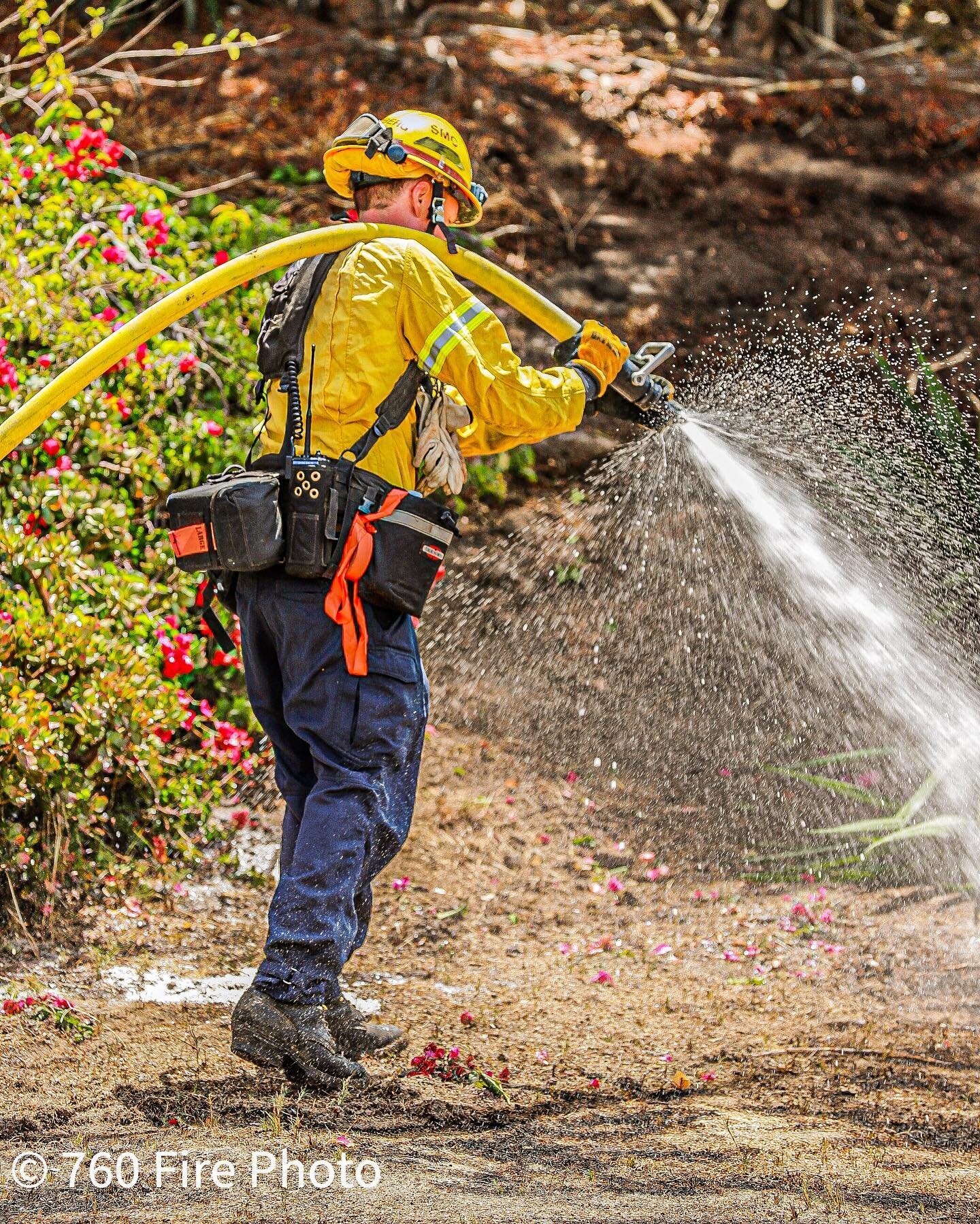 (Post 2/2)
.
.
Today 8-13-2020 the @sanmarcosfiredept and Vista Fire department and @sdsheriff responded to and  a small vegetation fire on Descanso Avenue, in @sanmarcoscity firefighters were quickly able to extinguish the fire.
.
.
#fire #firefight