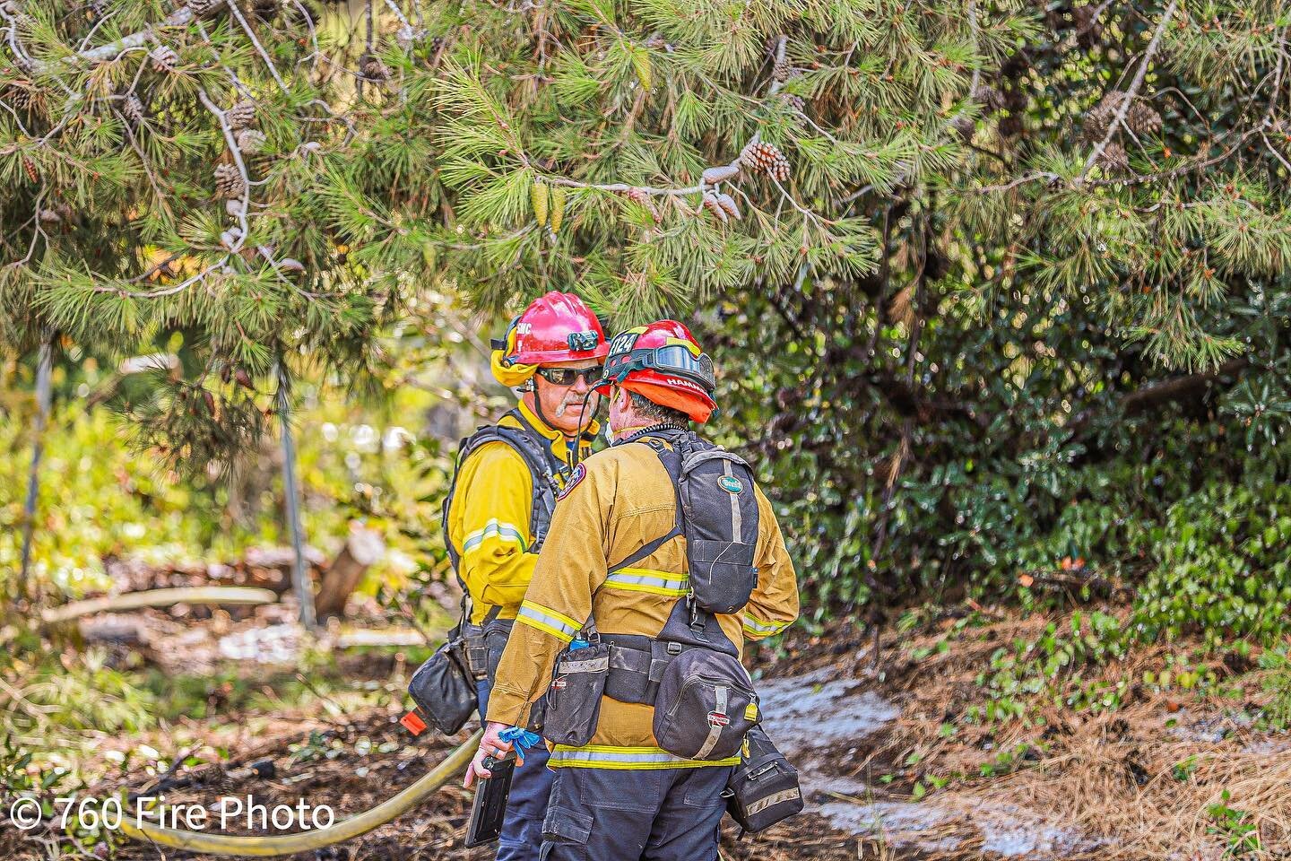 (Post 1/2)
.
.
Today 8-13-2020 the @sanmarcosfiredept and Vista Fire department and @sdsheriff responded to and  a small vegetation fire on Descanso Avenue, in @sanmarcoscity firefighters were quickly able to extinguish the fire.
.
.
#fire #firefight