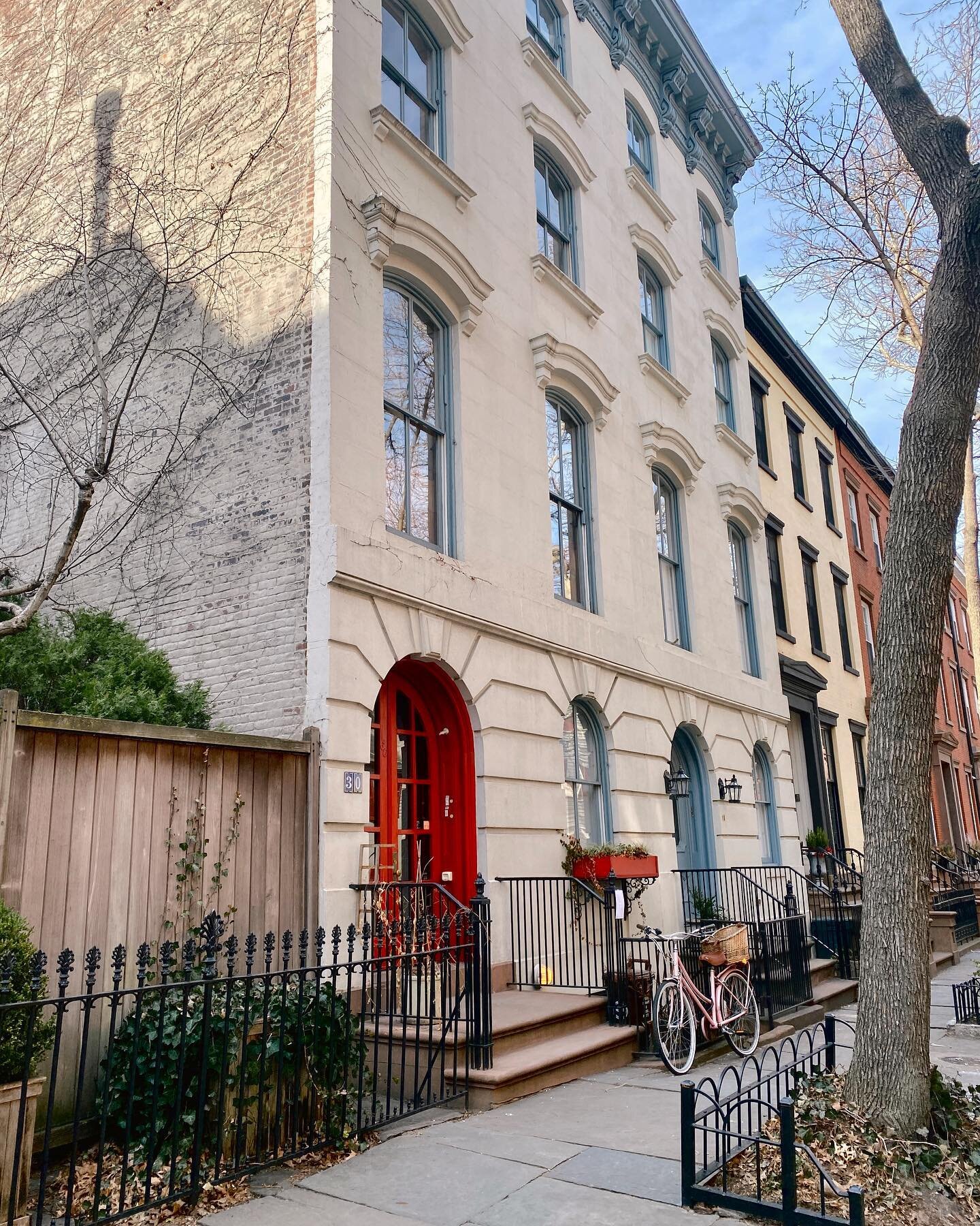The best part about Brooklyn?

Well, to be fair, there are a lot of great things, but I think my favorite is wandering around and looking at all the charming homes.

I made this decision after I spotted this house right off of Cranberry Street with t
