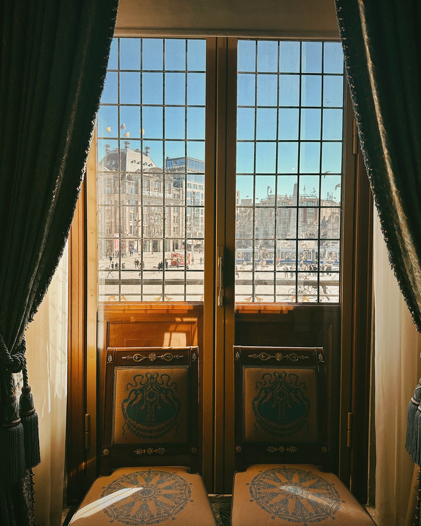 I don&rsquo;t see anyone sharing this must visit spot in Amsterdam&hellip;

The @paleisamsterdam! 
Did you know there&rsquo;s a palace in Amsterdam?! 

The Royal Palace Amsterdam sits in the heart of Dam Square and it feels like stepping into a fairy