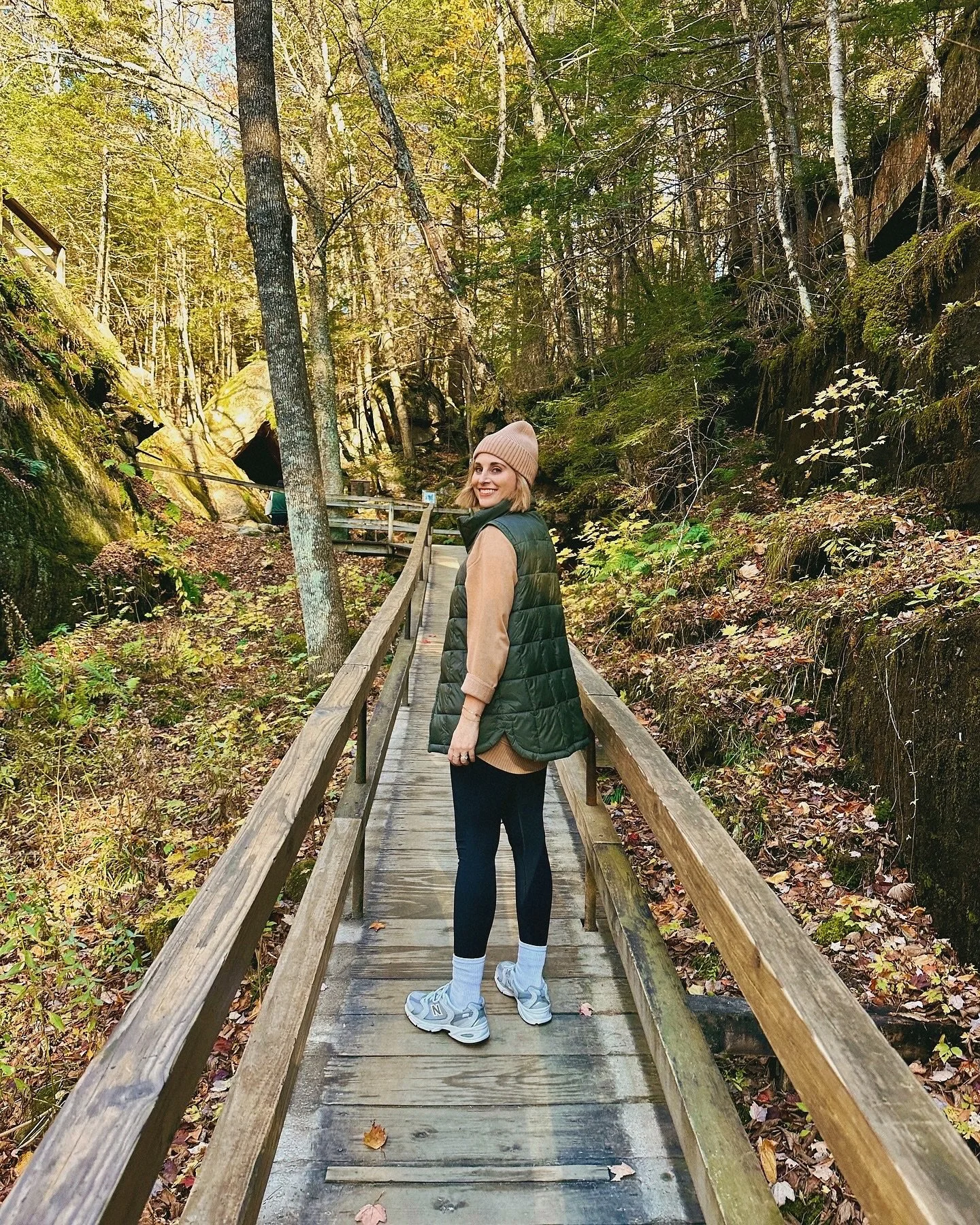 🌲 Visiting Flume Gorge in Franconia Notch State Park, New Hampshire 
Planning a trip to @flumegorge? Here’s everything you need to know before you go! 
Nestled in @franconianotchstatepark in New Hampshire, this natural wonder is an 800-foot