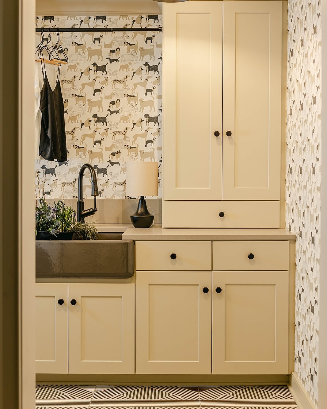 I&rsquo;ve said it before, and I&rsquo;ll say it again. Do something daring in your laundry room&hellip; Why? Because laundry sucks and you might as well have fun.

Also, lighting can really change the vibe. Am I right? 

Designed by us @stellanoirde