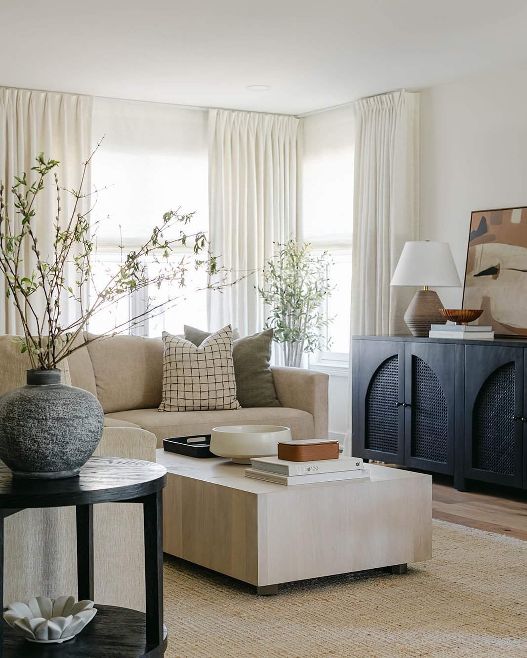 This cozy family room is the perfect spot for everyone to pile in and hang out. 

Furnished and styled by us @stellanoirdesign 
Photography by @ramseybakerphotos_interiors