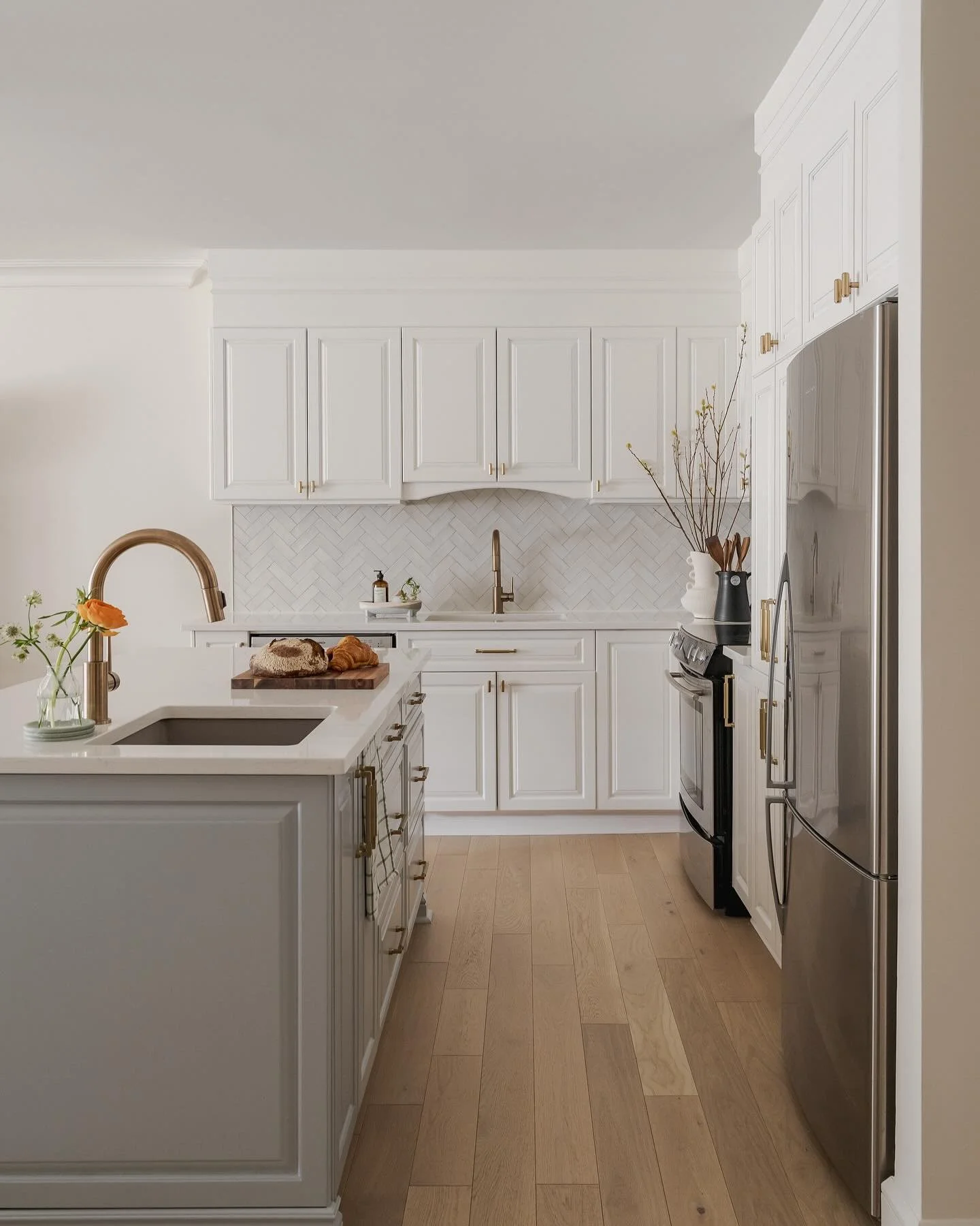 A beautiful transformation, keeping existing cabinetry&hellip; Everything else changed. ➡️ Swipe for before. 

Designed and styled by us @stellanoirdesign 
Photography by @dan.aponte.photographer